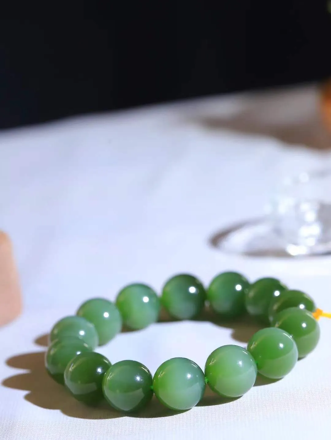 【珠圆玉润.手串】

收藏级和田玉碧玉猫眼珠圆玉润手串 玉质温润细腻  整串打磨圆润，佩戴舒适。珠