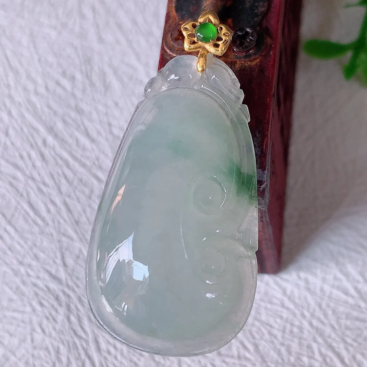 18K金镶嵌冰种飘花翡翠如意吊坠，简单的镶嵌设计、让玉坠百搭又精致，寓意着吉祥，事事如意！#12.18