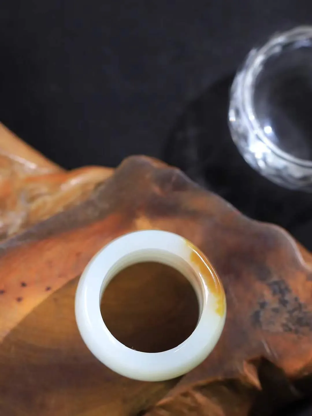 【古韵·扳指】

新疆和田且末料糖白玉扳指，玉质温润，油润感十足， 整器古韵生辉。优雅高贵。运筹帷幄于掌中，决胜于千里之外。重27.4克 内径圈口22mm 尺寸23.6-5.5mm   FDA-361201042