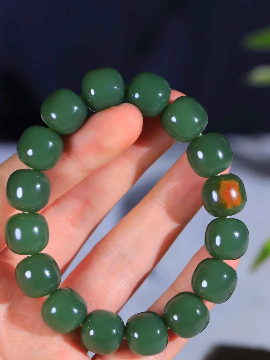 （老型珠.手串）

新疆和田玉老型珠手串，也可做手持，玉质细腻油润 饱满光滑 质朴无华，悠远简单，人心境界远，百世修炼深，心灵常驻善意持，觉悟人生百世修。重74.42克    尺寸取一13.3-14mm    541202001L