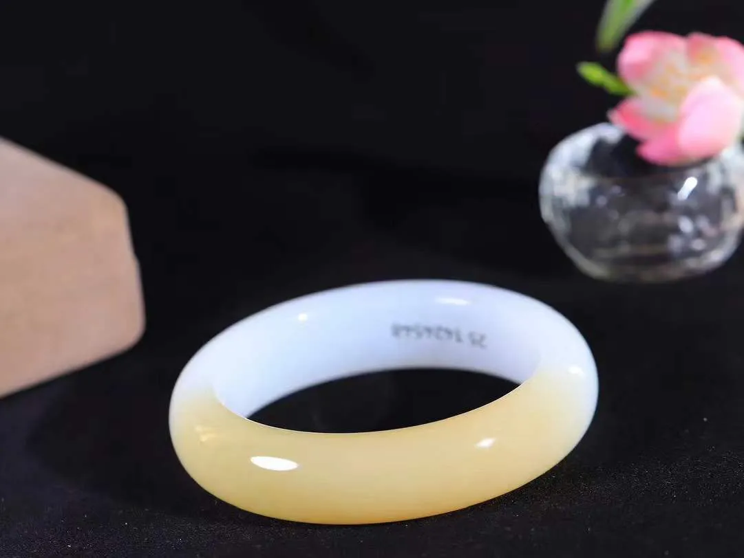 [温润如玉.手镯]

收藏级臻品和田玉糖白玉手镯。玉质温润细腻 油性十足 手感舒适，高华雅逸，线条流畅，简约大气，美自天成，素雅高贵。佩戴于腕间，婉约之美，举手投足间透出那份低调奢华。重73克 内径54.5mm尺寸15.5-9.2mm 781281914A