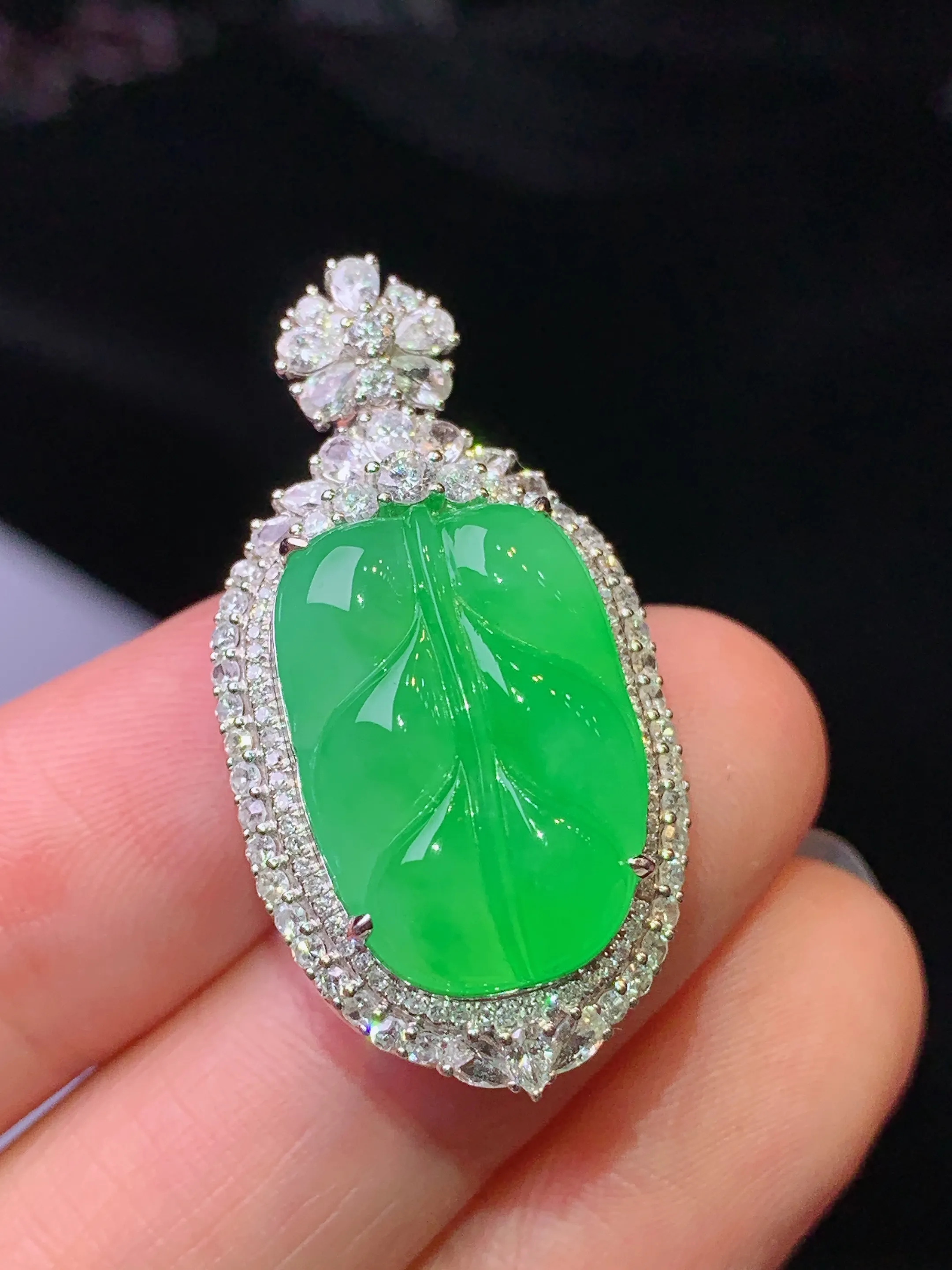 18k金钻镶嵌翠绿树叶吊坠 玉质细腻 色泽清新艳丽 整体尺寸34*17.5*11.8