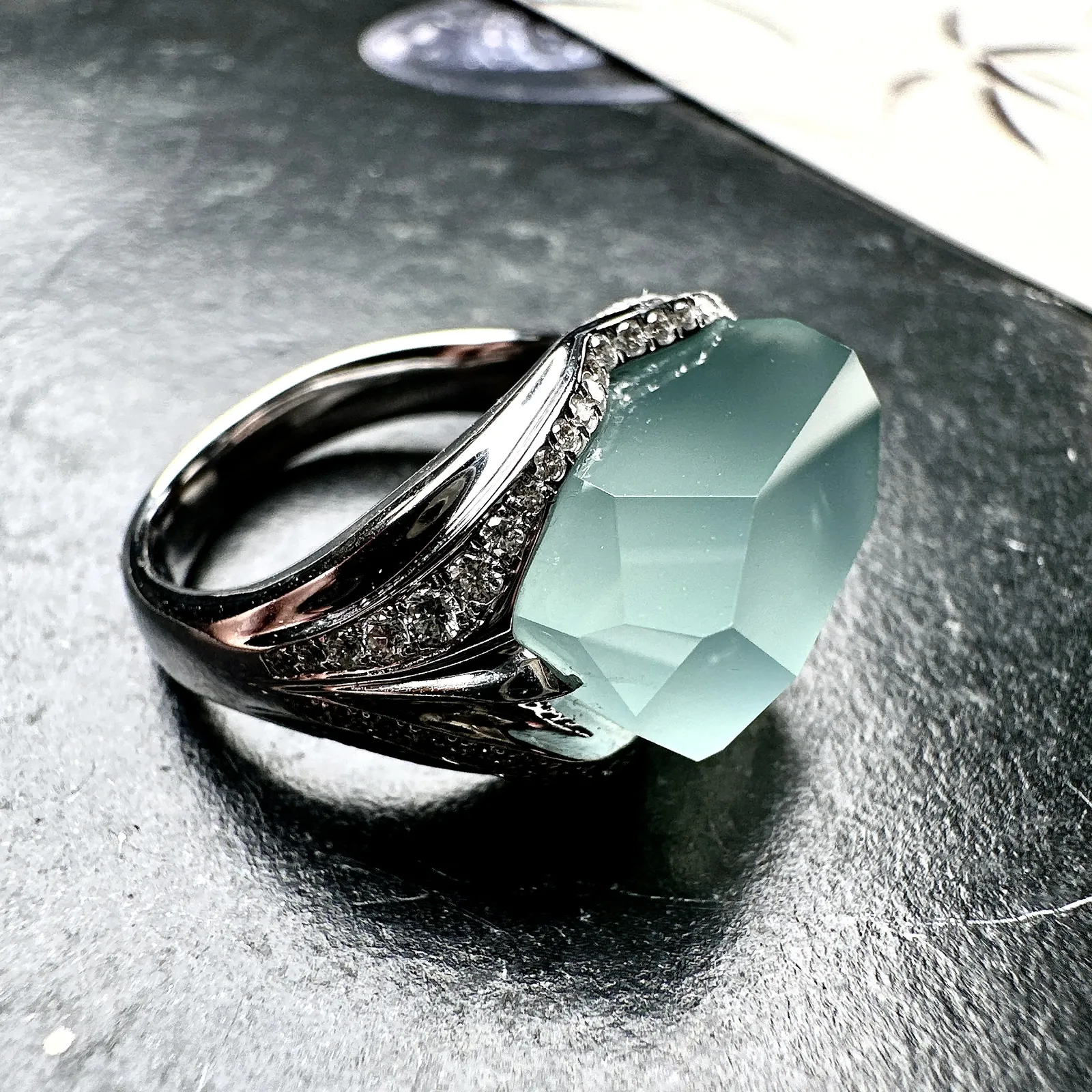 【冰种天空蓝随形戒指】质地非常细腻干净，冰润十足，种老冰透，收藏品质。18k金钻镶嵌，裸石尺寸18*11.29.3毫米