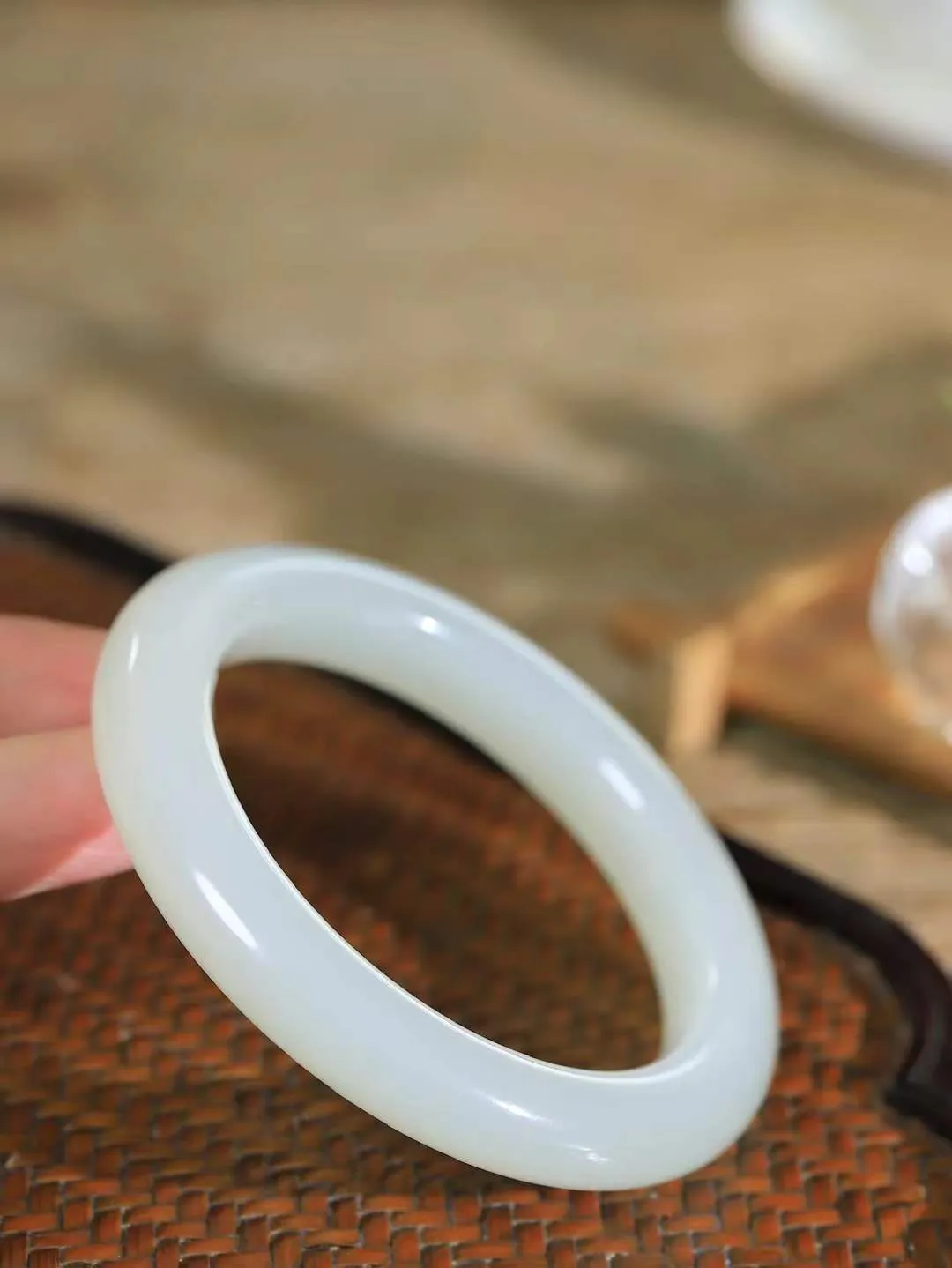 （腕间雅致.手镯）

精品和田玉晴水手镯 质地油润，大气雅致，清风明月潺潺，浮浮洗尽铅华随于心，净于念……重69.65克  尺寸60.3-11.2-11.1mm fDL-991251954