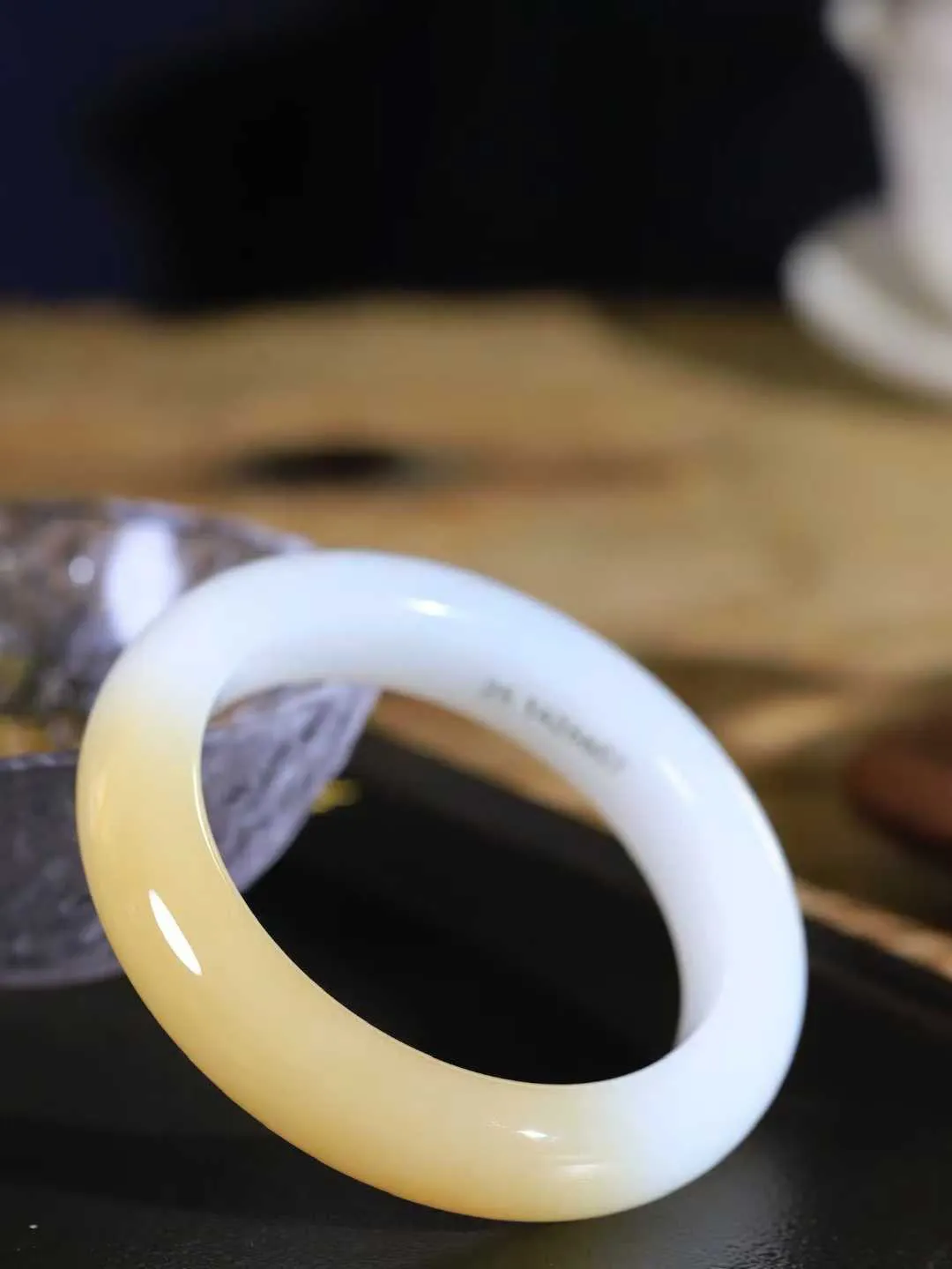 【柔情素语·手镯】

精品和田玉糖白玉手镯，玉质细腻温润，手感舒适，️线条流畅，简约大气，美自