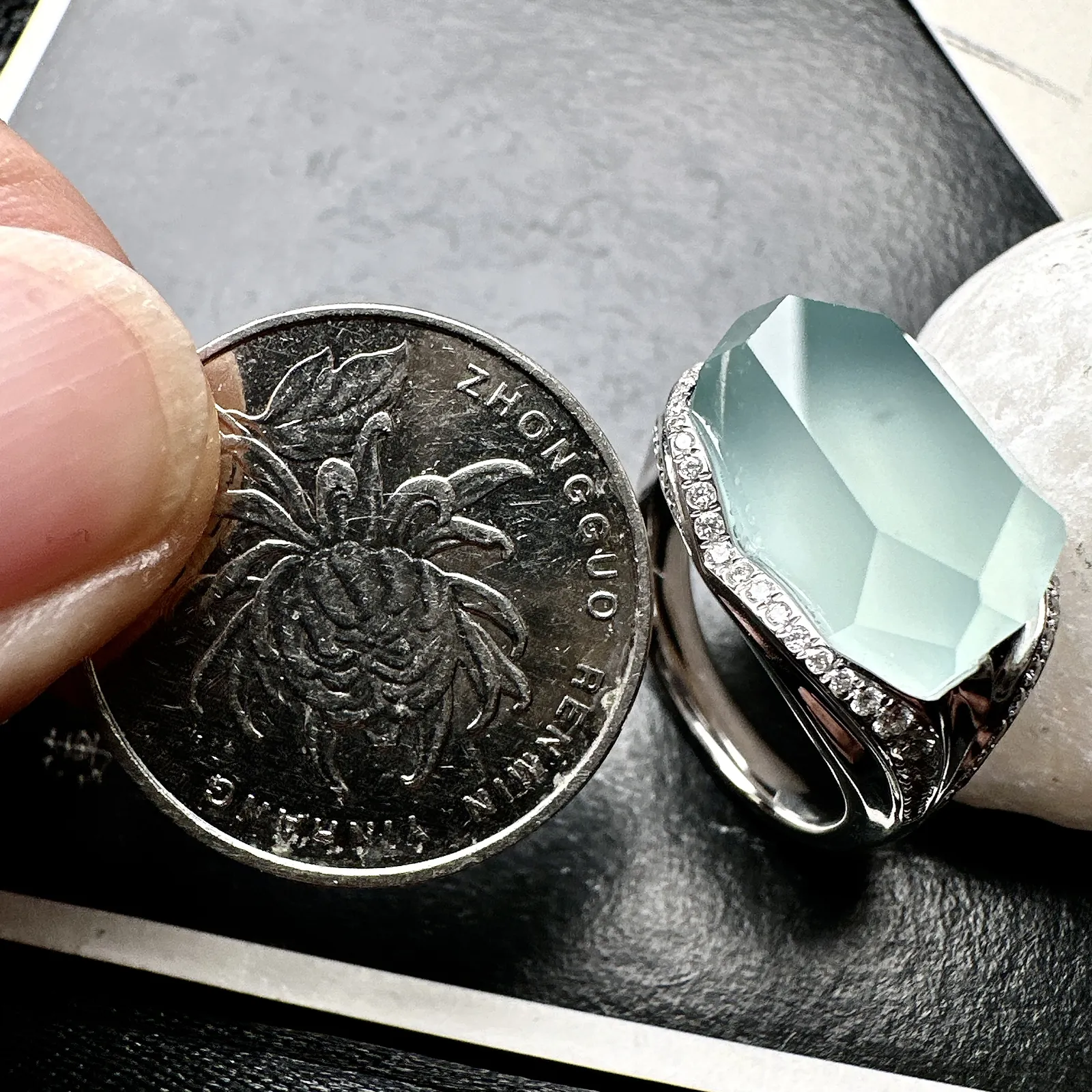 【冰种天空蓝随形戒指】质地非常细腻干净，冰润十足，种老冰透，收藏品质。18k金钻镶嵌，裸石尺寸18*11.29.3毫米