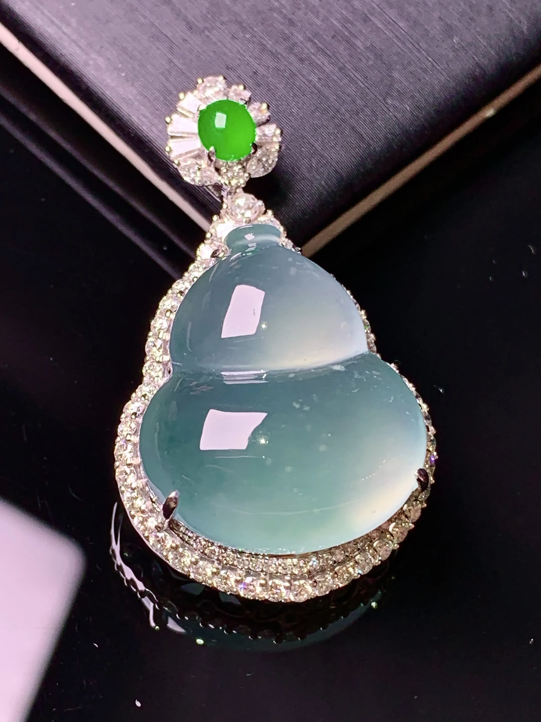 18k金钻镶嵌冰种葫芦吊坠 玉质细腻 色泽清新艳丽 整体尺寸34.6*20.2*11