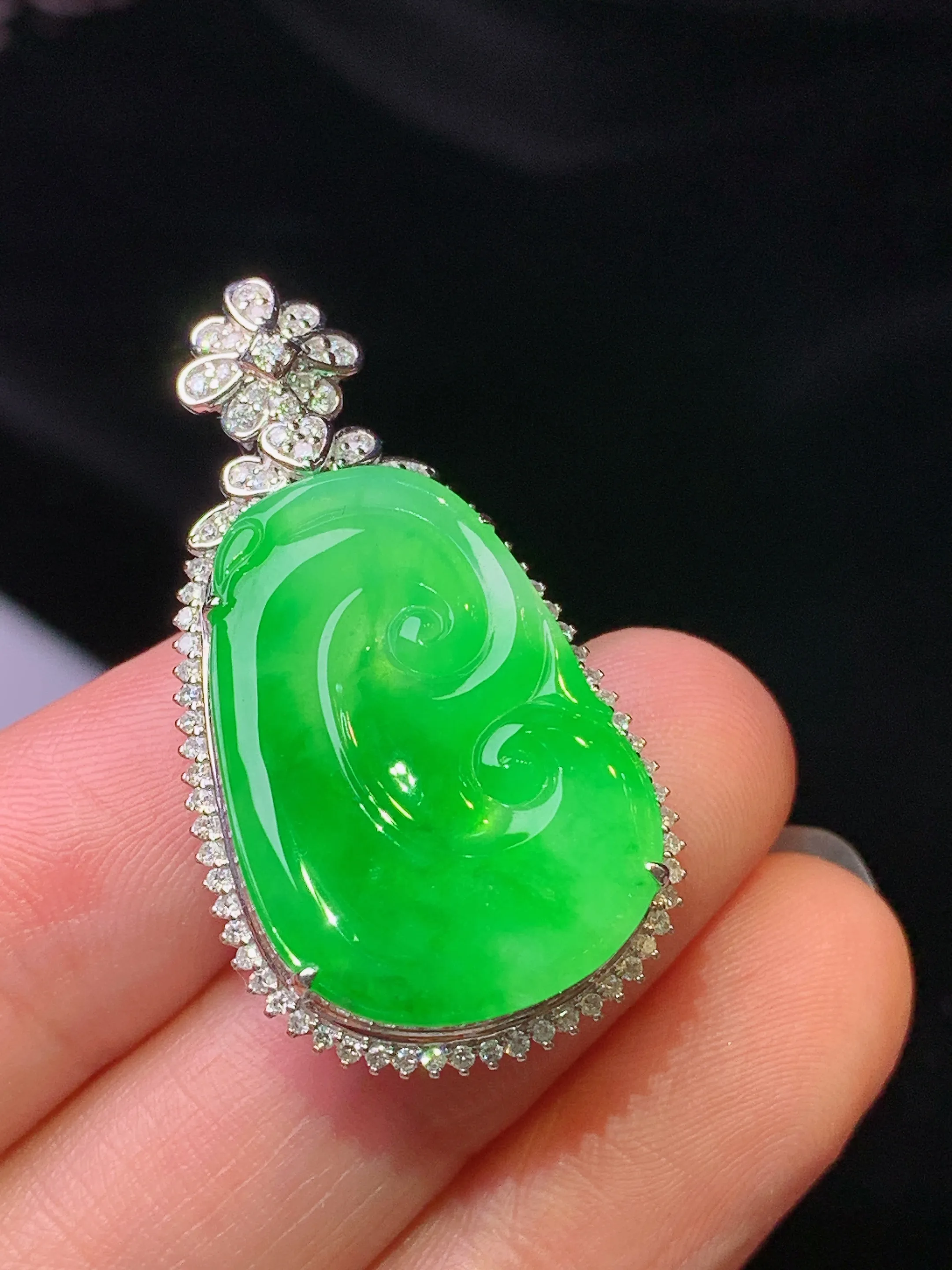 18k金钻镶嵌翠绿如意吊坠 玉质细腻 色泽清新艳丽 整体尺寸35.6*19.5*9.2