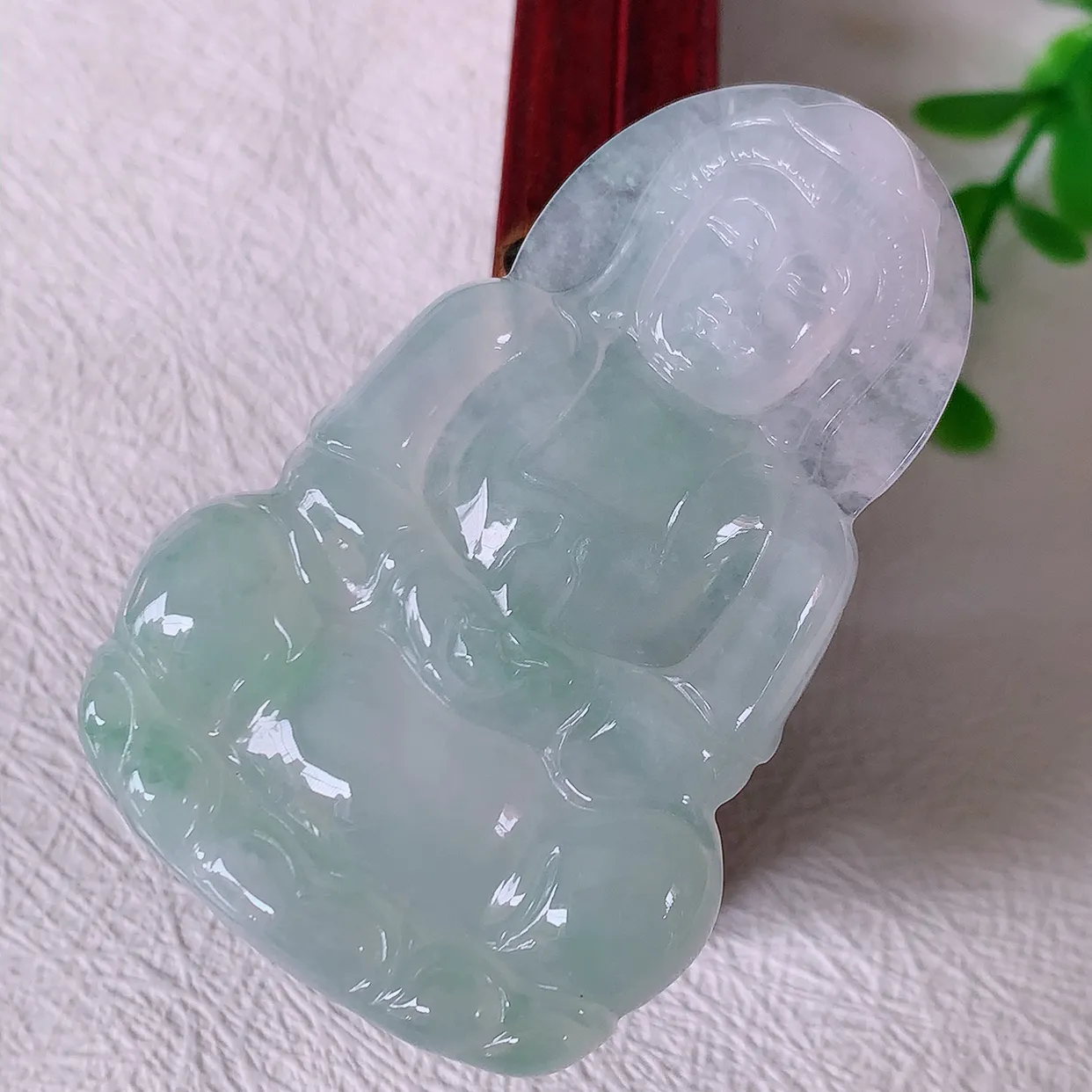 自然光实拍，冰种飘花翡翠观音菩萨吊坠，赐福观音，玉润通透，慈祥端庄！#46.18