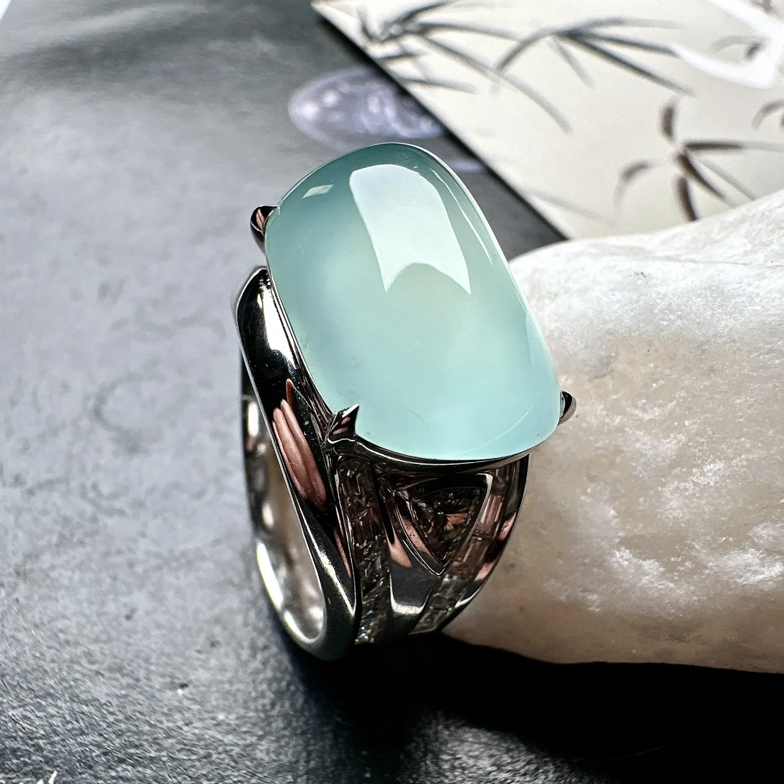 【冰种天空蓝随形戒指】种地上乘，冰感十足，通透起光，饱满圆润，18k金钻镶嵌，裸石尺寸13.7*12