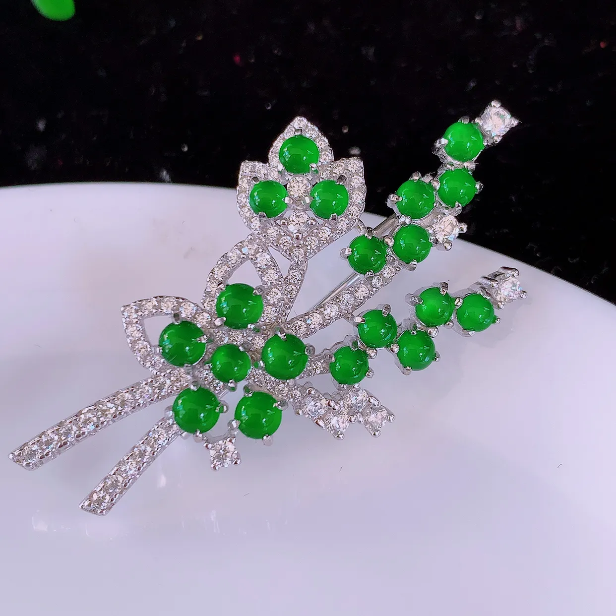 冰透满绿翡翠925银镶嵌胸针，自然光实拍，翠色灵动，颜色漂亮，种老水足，品相佳， 佩戴佳品！#97.16整体45.8*23*9裸石3*3