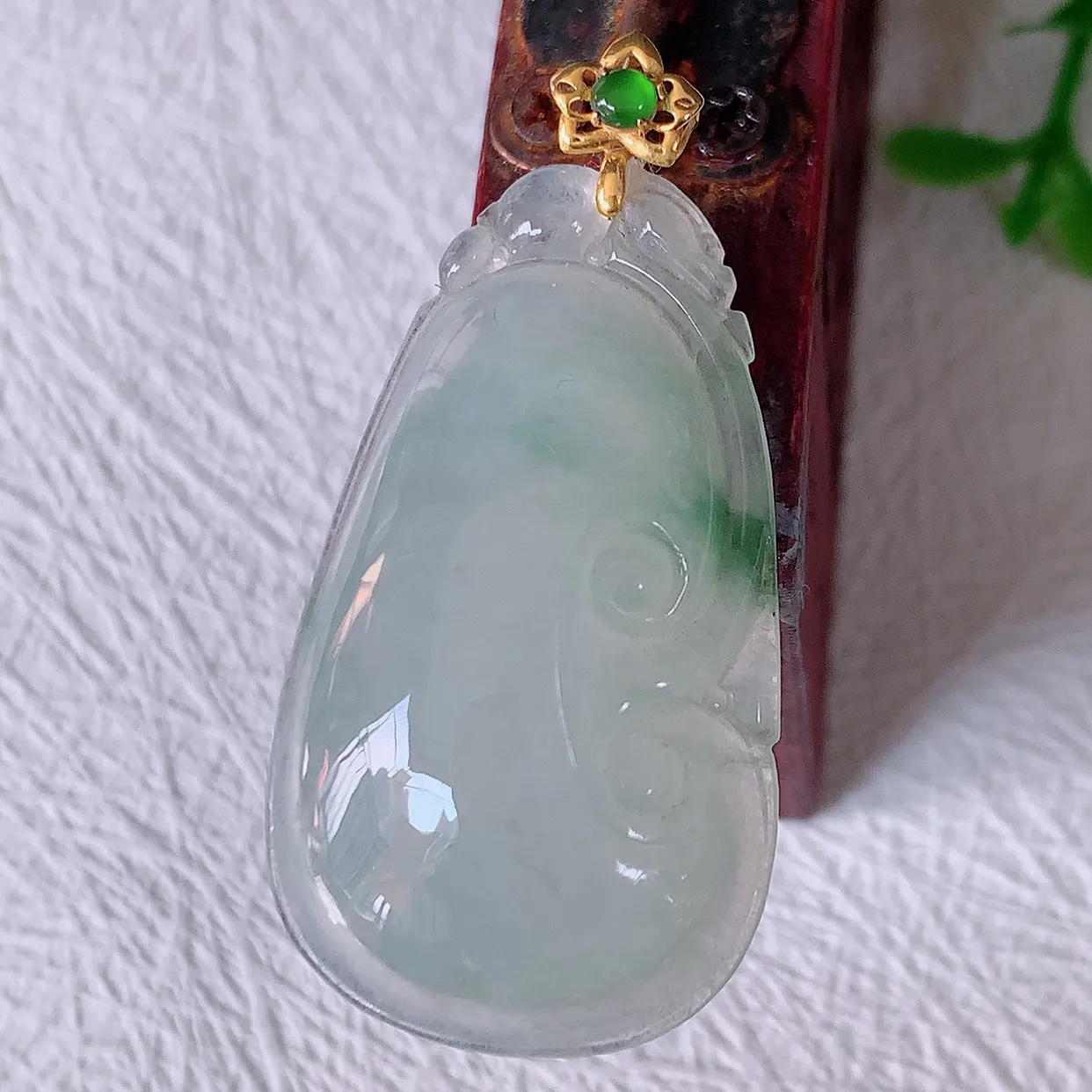 18K金镶嵌冰种飘花翡翠如意吊坠，简单的镶嵌设计、让玉坠百搭又精致，寓意着吉祥，事事如意！#12.18