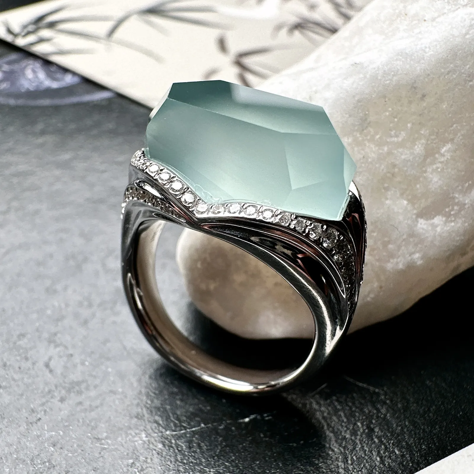 【冰种天空蓝随形戒指】质地非常细腻干净，冰润十足，种老冰透，收藏品质。18k金钻镶嵌，裸石尺寸18*11.29.3毫米