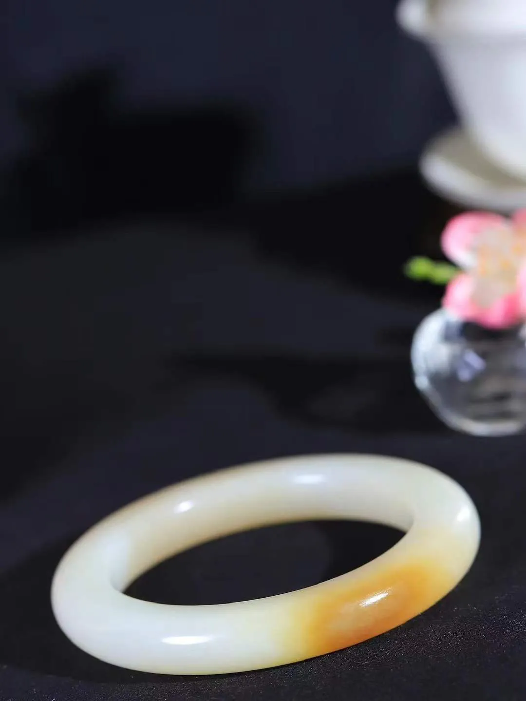 【暖玉生香·手镯】

精品和田玉糖白玉手镯，质地油润细腻，色泽高贵典雅，镯型古朴典雅。在诗情画意的