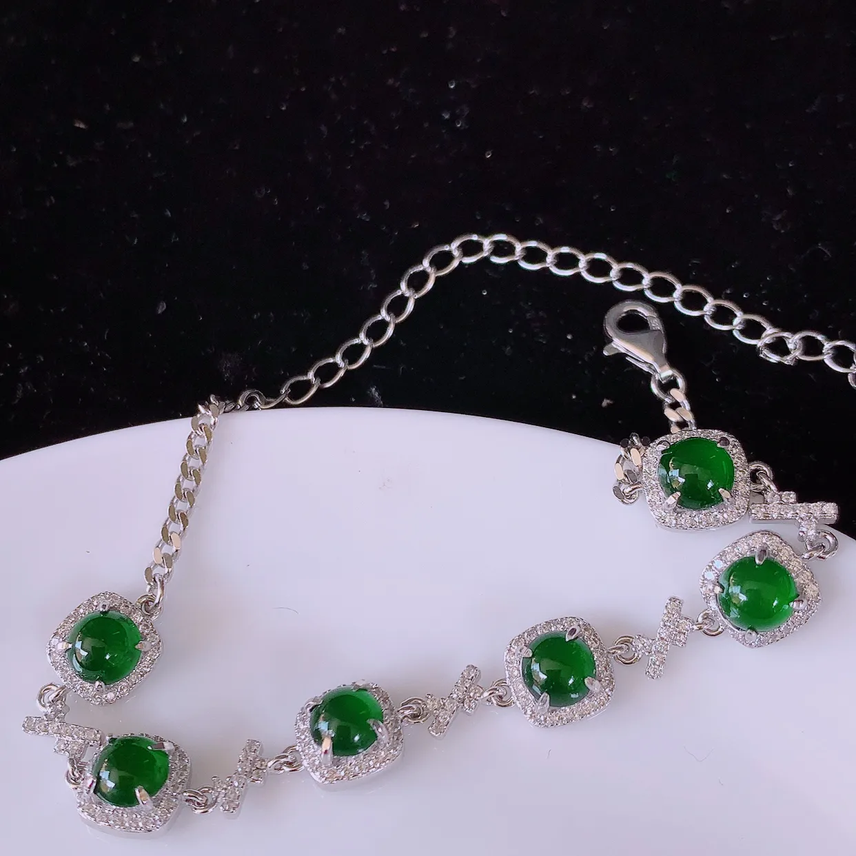 冰透满绿翡翠925银镶嵌手链，自然光实拍，翠色灵动，颜色漂亮，种老水足，品相佳，佩戴佳品！#97.18取一7.2*7.2-5整体4.6*4.6