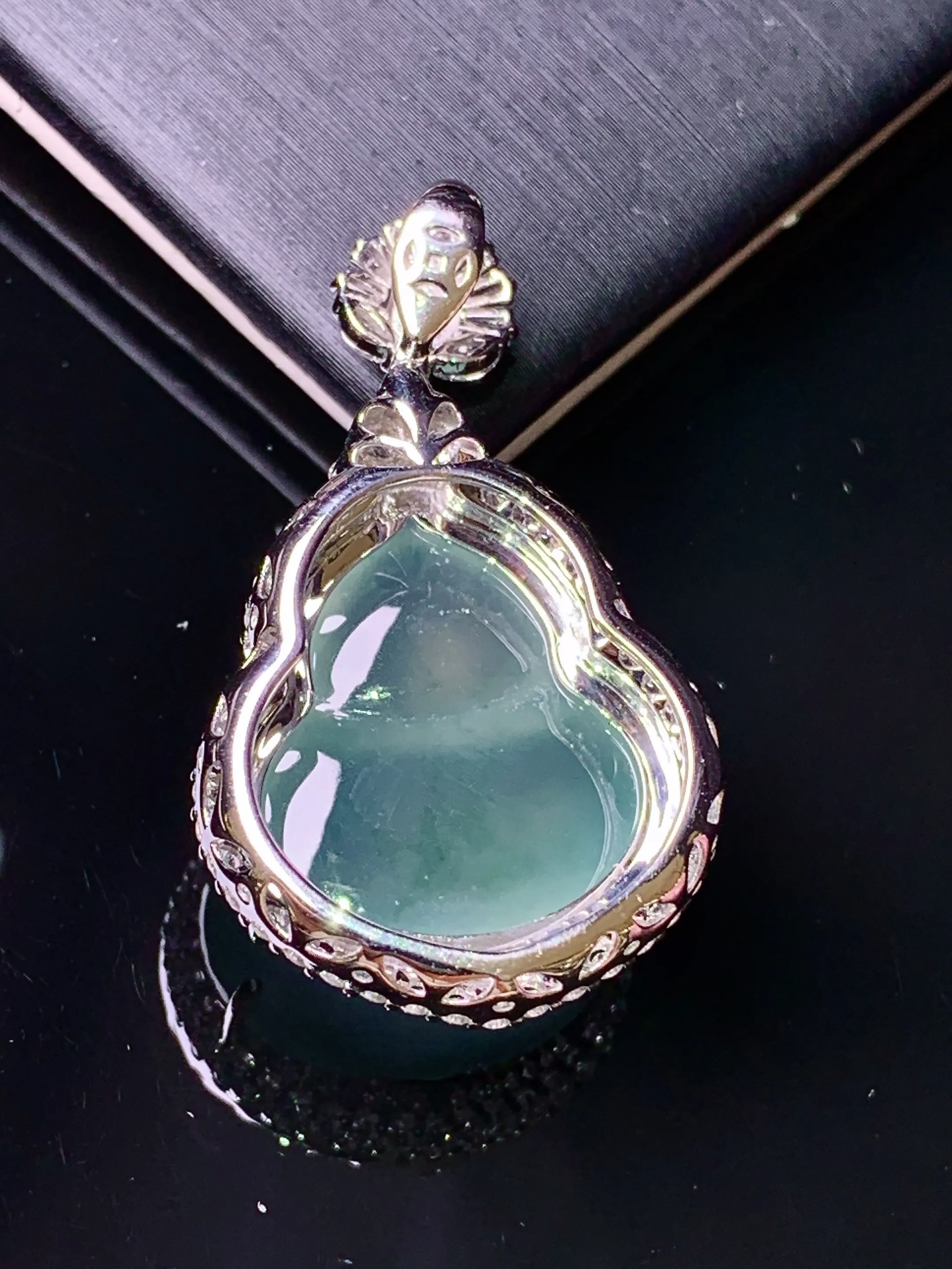 18k金钻镶嵌冰种葫芦吊坠 玉质细腻 色泽清新艳丽 整体尺寸34.6*20.2*11