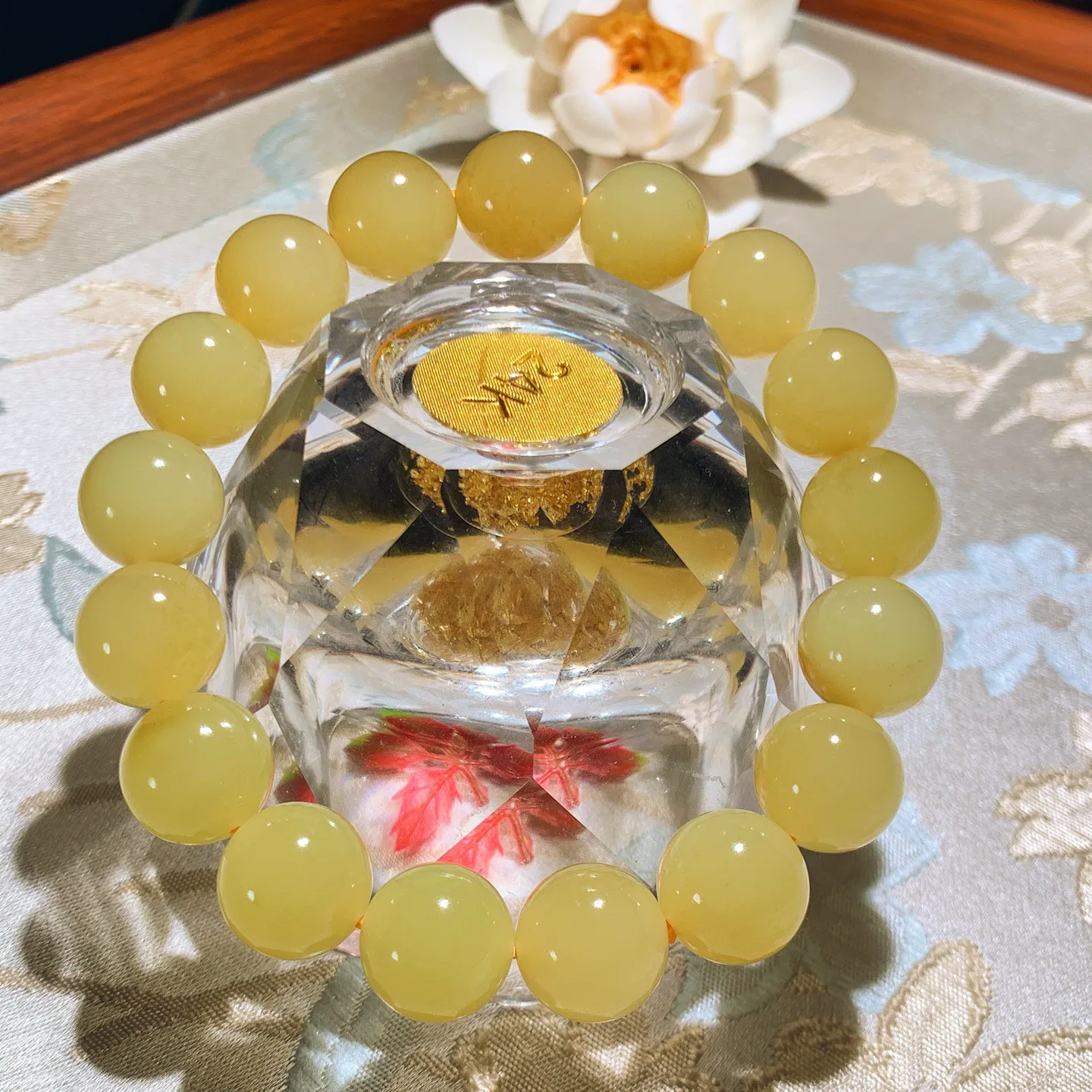 新疆和田玉若羌黄口料飘糖手串。单颗尺寸12重47.5克。玉质细腻油润。手推出油。品相大气。lt251220