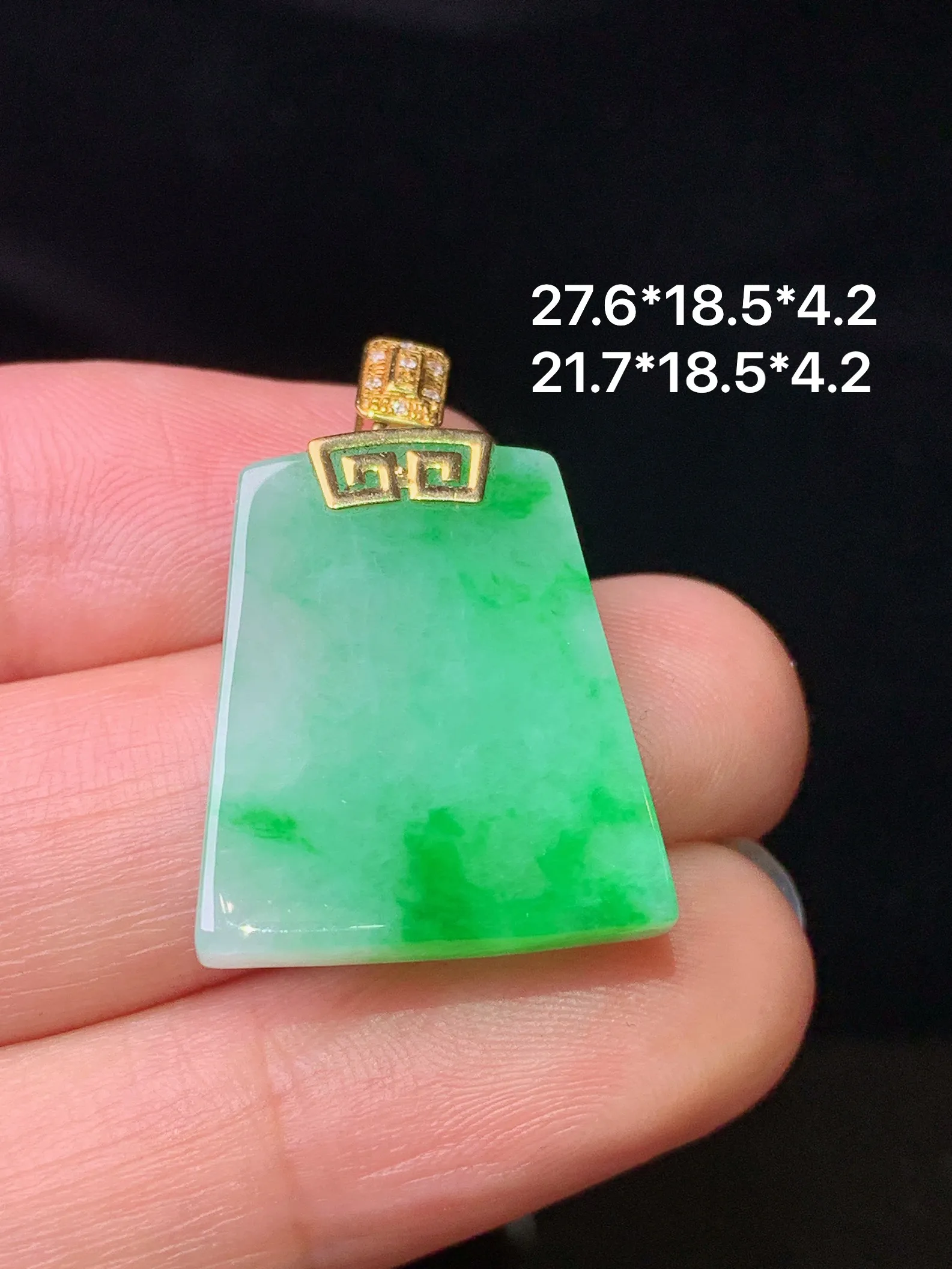 18k金钻镶嵌翠绿无事牌吊坠 玉质细腻 色泽清新艳丽 整体尺寸27.6*18.5*4.2