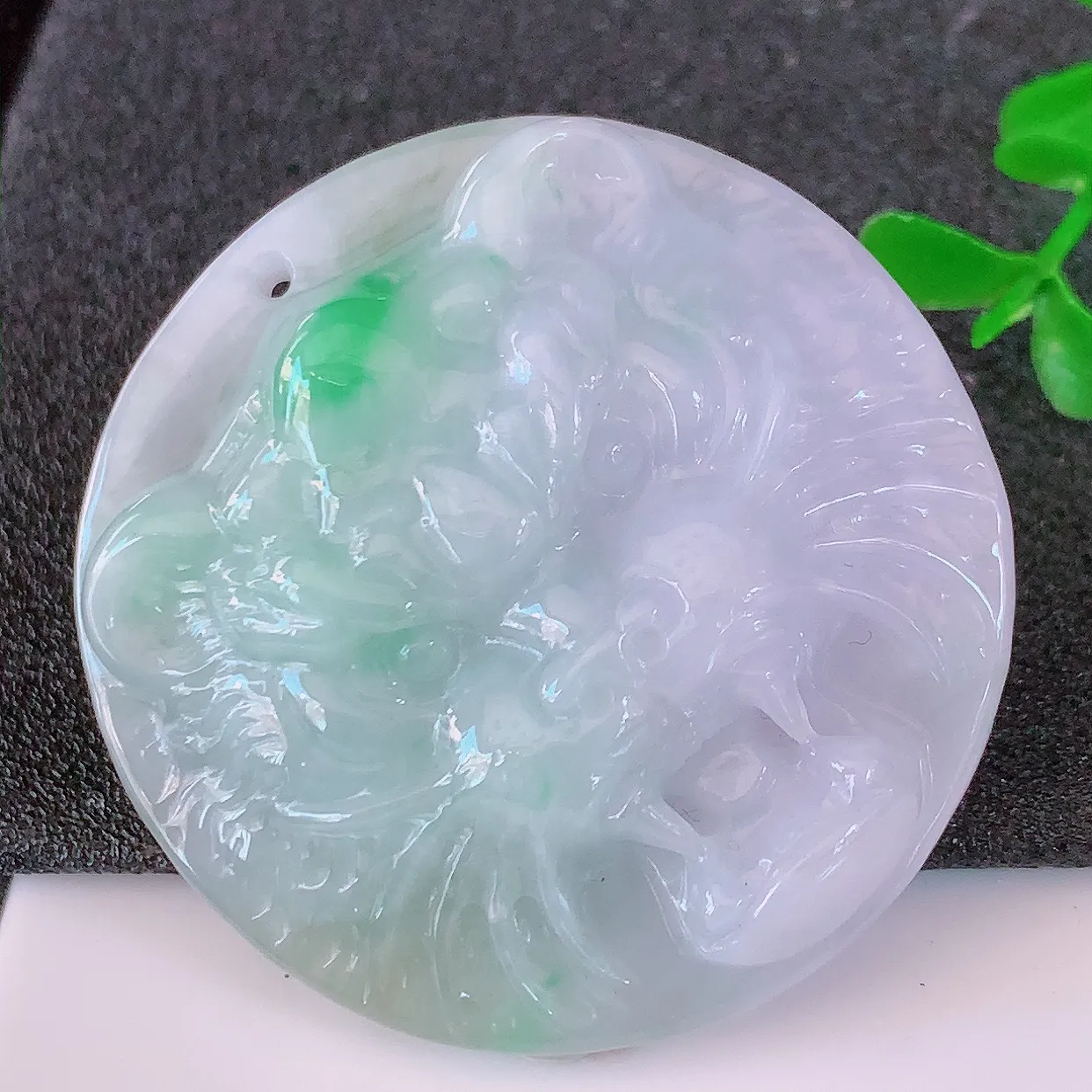 自然光实拍，冰润春带彩翡翠生肖虎虎生威吊坠，种老水足，雕工精湛 ，寓意美好， 佩戴时尚出众！#87.16