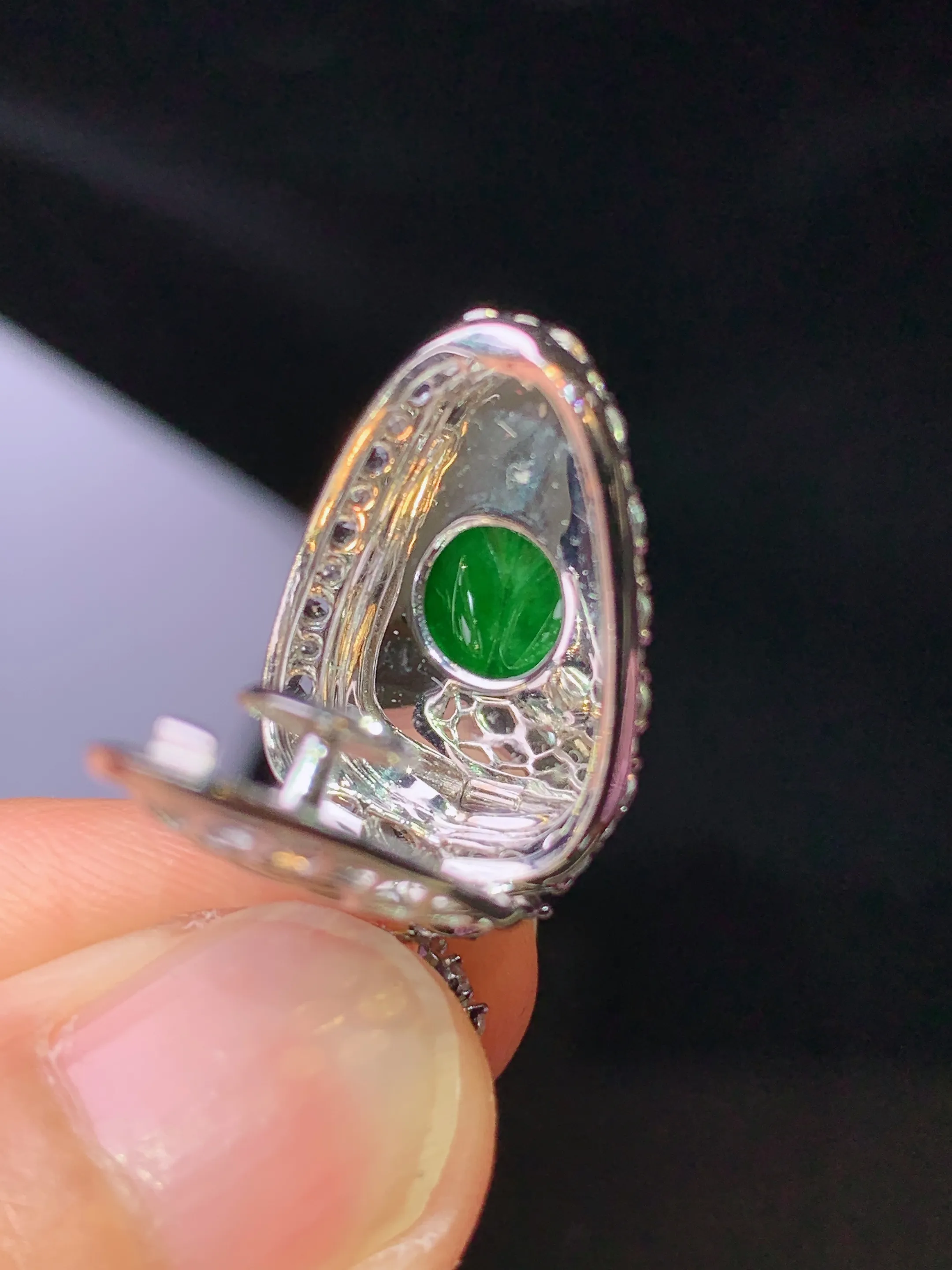 18k金钻白蓝宝镶嵌满绿树叶吊坠 玉质细腻 色泽清新艳丽 整体尺寸28*13.8*7.5