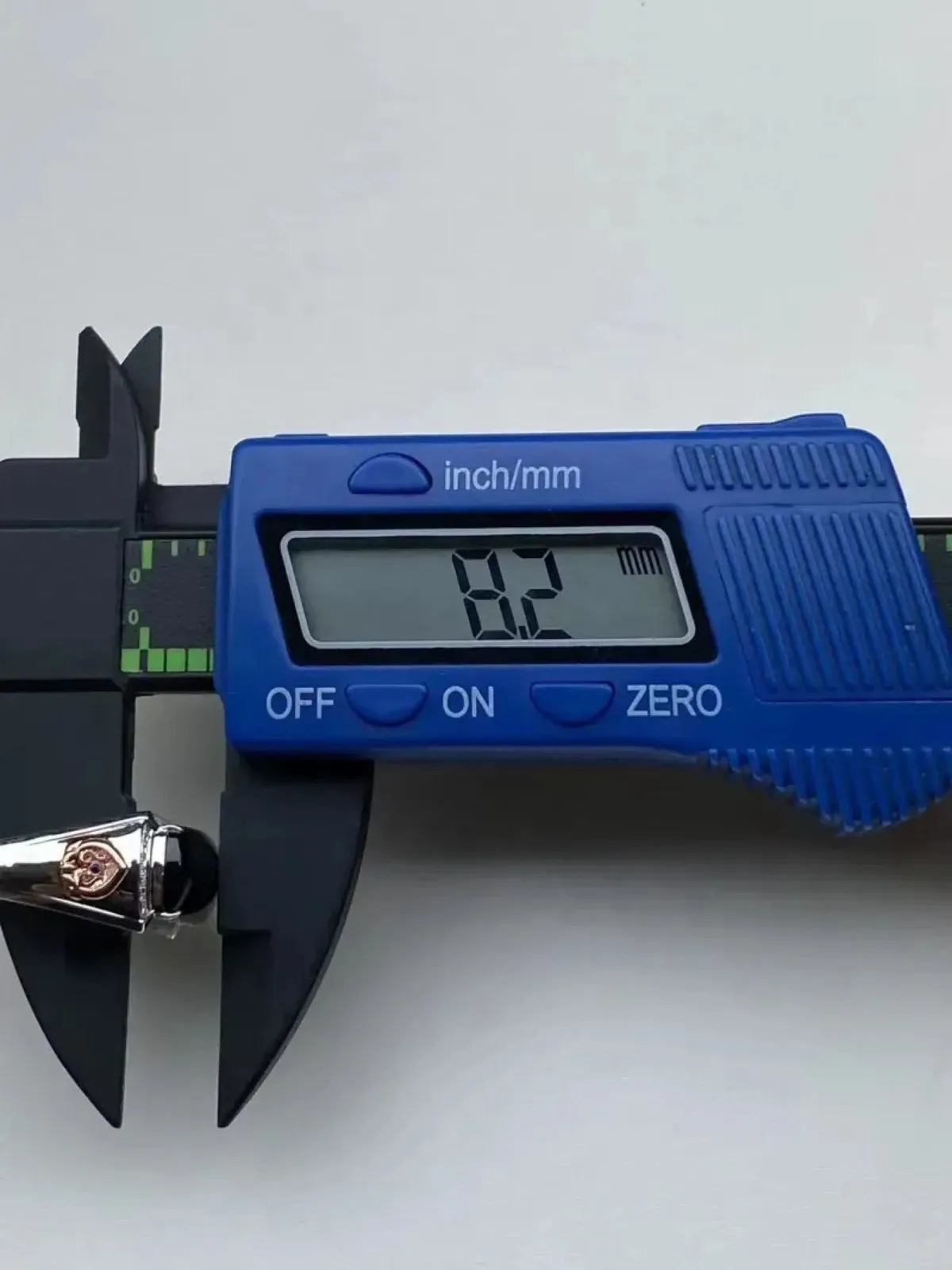 墨翠：【马鞍戒指】18K金+南非钻镶嵌，细腻干净，黑度极黑，性价比高·做工精致，打灯透绿 裸石尺寸：18.2*8.0*