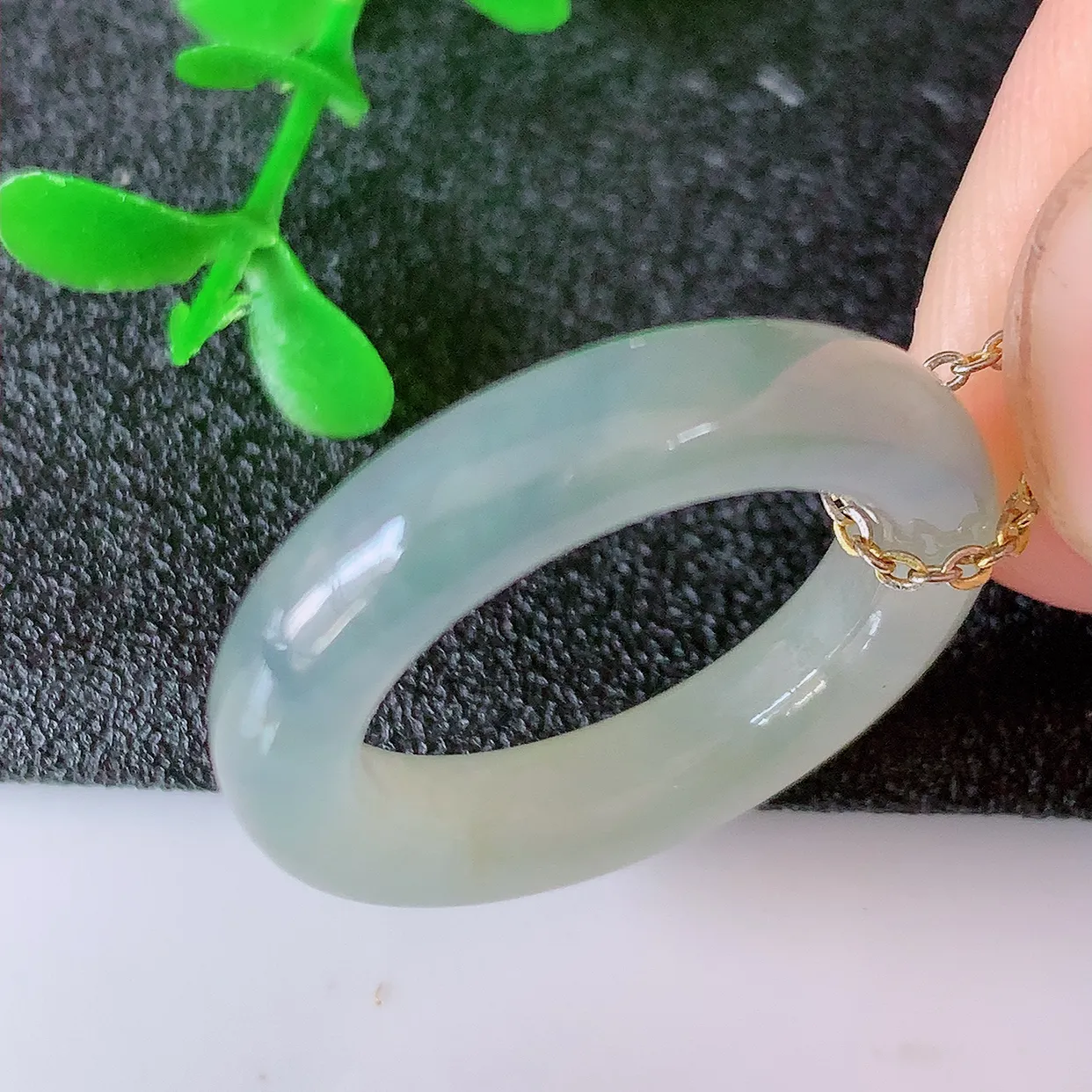 自然光实拍，17mm内径冰紫罗兰飘花翡翠指环，玉戒指，玉质莹润，好精美好冰润的指环，14圈口，上手纤巧！#1.18尺寸17*4.8*4.2