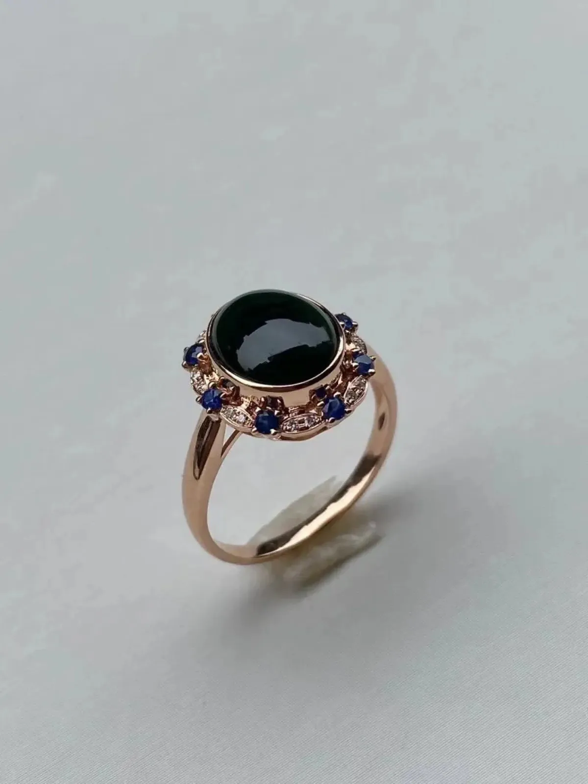 墨翠：【蛋面戒指】18K金+南非钻镶嵌，细腻干净，黑度极黑，性价比高·做工精致，打灯透绿 裸石尺寸：10.9*9.2*6.5