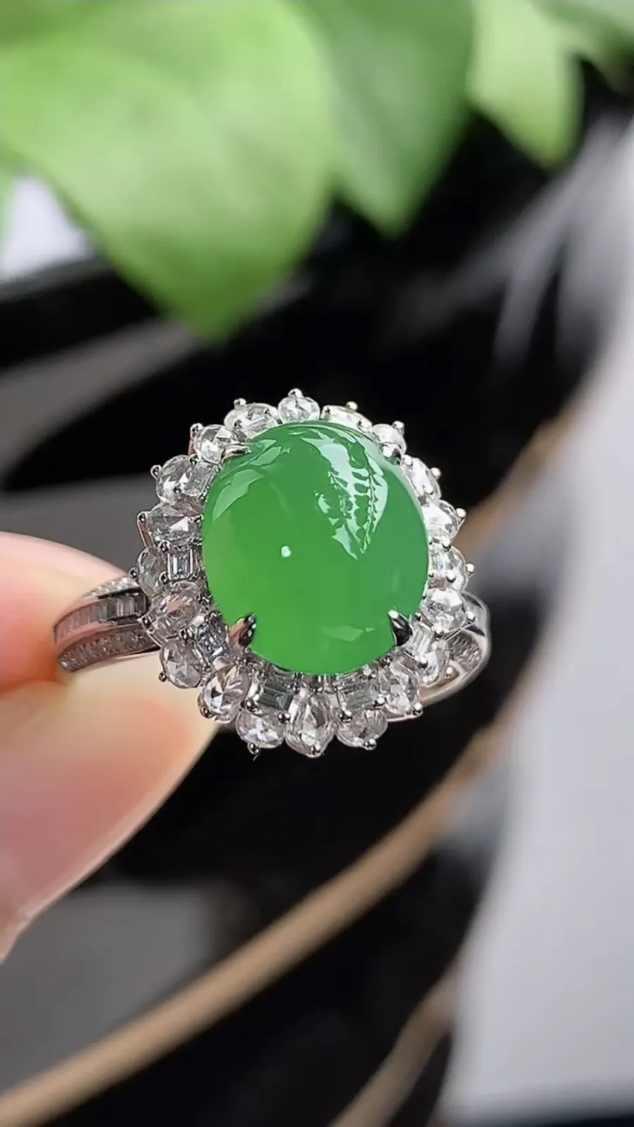 a货翡翠冰种18K金伴钻镶嵌阳绿蛋面戒指 圈口17.8裸石尺寸10.5×9mm 重量4.60g 1216