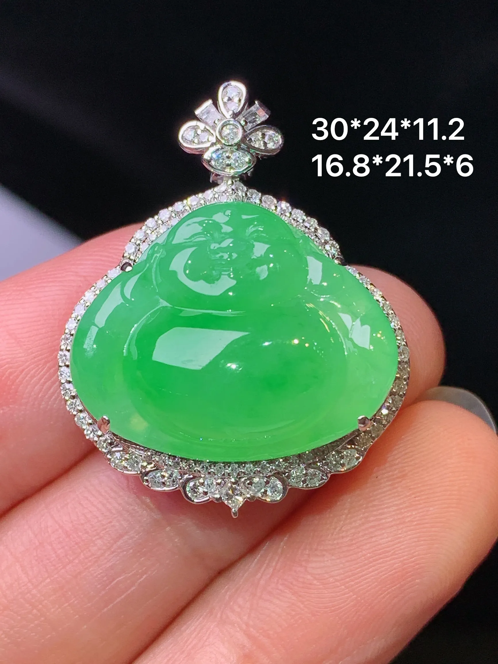 18k金钻镶嵌翠绿佛公吊坠 玉质细腻 色泽清新艳丽 整体尺寸30*24*11.2