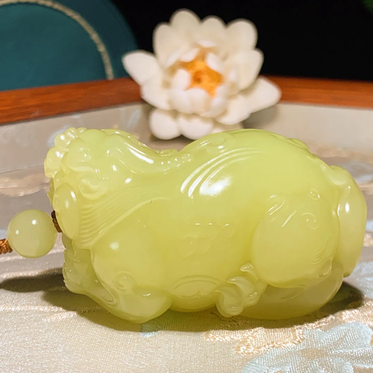 收藏级！新疆和田玉若羌黄口料招财进宝貔貅把件 鸡油黄 尺寸60/39/38重142克。玉质细腻油润。手推出油。品相大气。lt251220