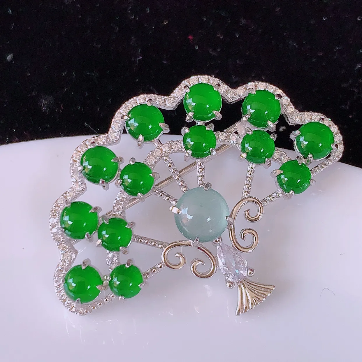 冰透满绿翡翠925银镶嵌胸针，自然光实拍，翠色灵动，颜色漂亮，种老水足，品相佳，佩戴佳品！#97.18整体38*28*8.8裸石6-6
