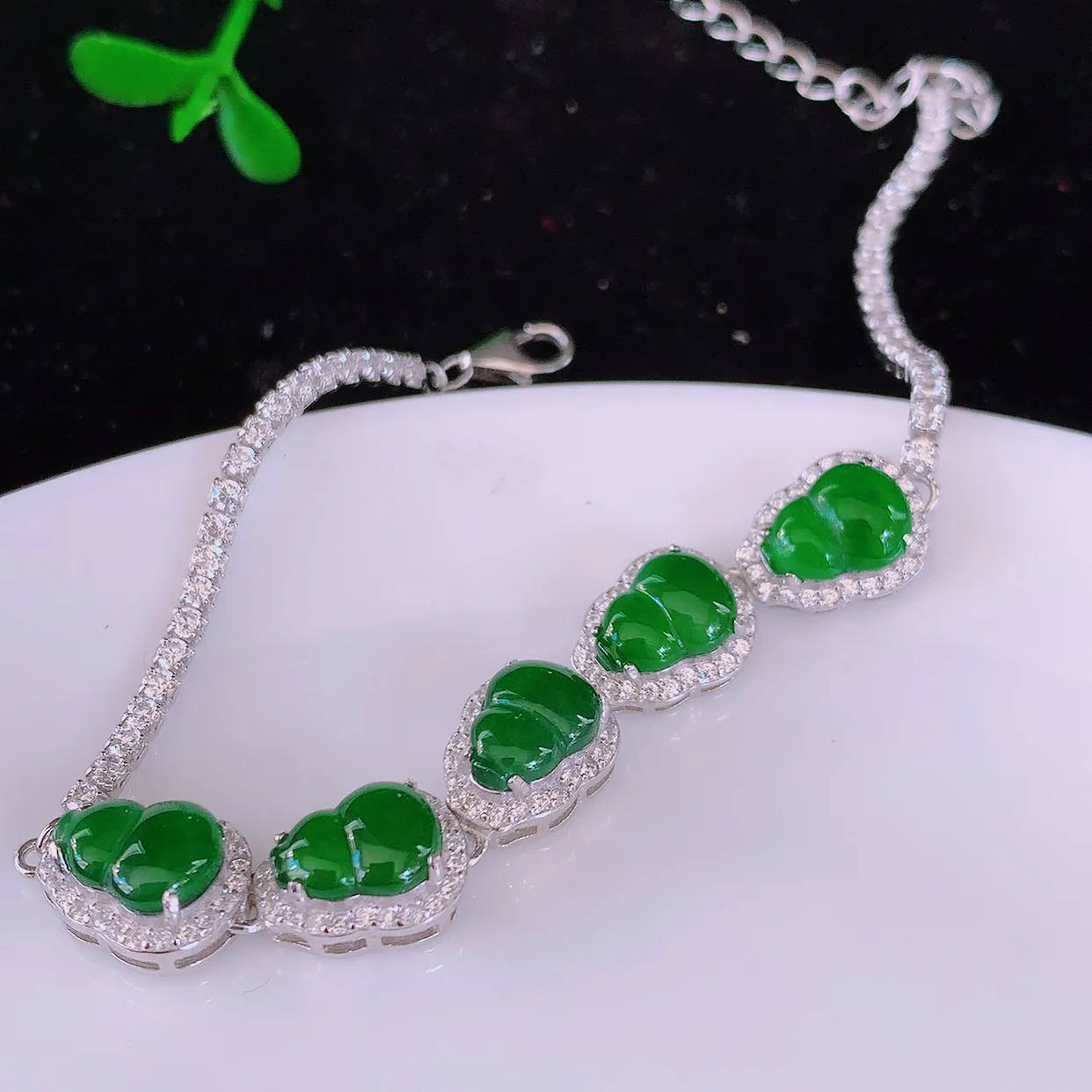 冰透满绿翡翠925银镶嵌葫芦手链，自然光实拍，翠色灵动，颜色漂亮，种老水足，品相佳，佩戴佳品！#97.16取一整体10.5-8.5*5.6 裸石8*6