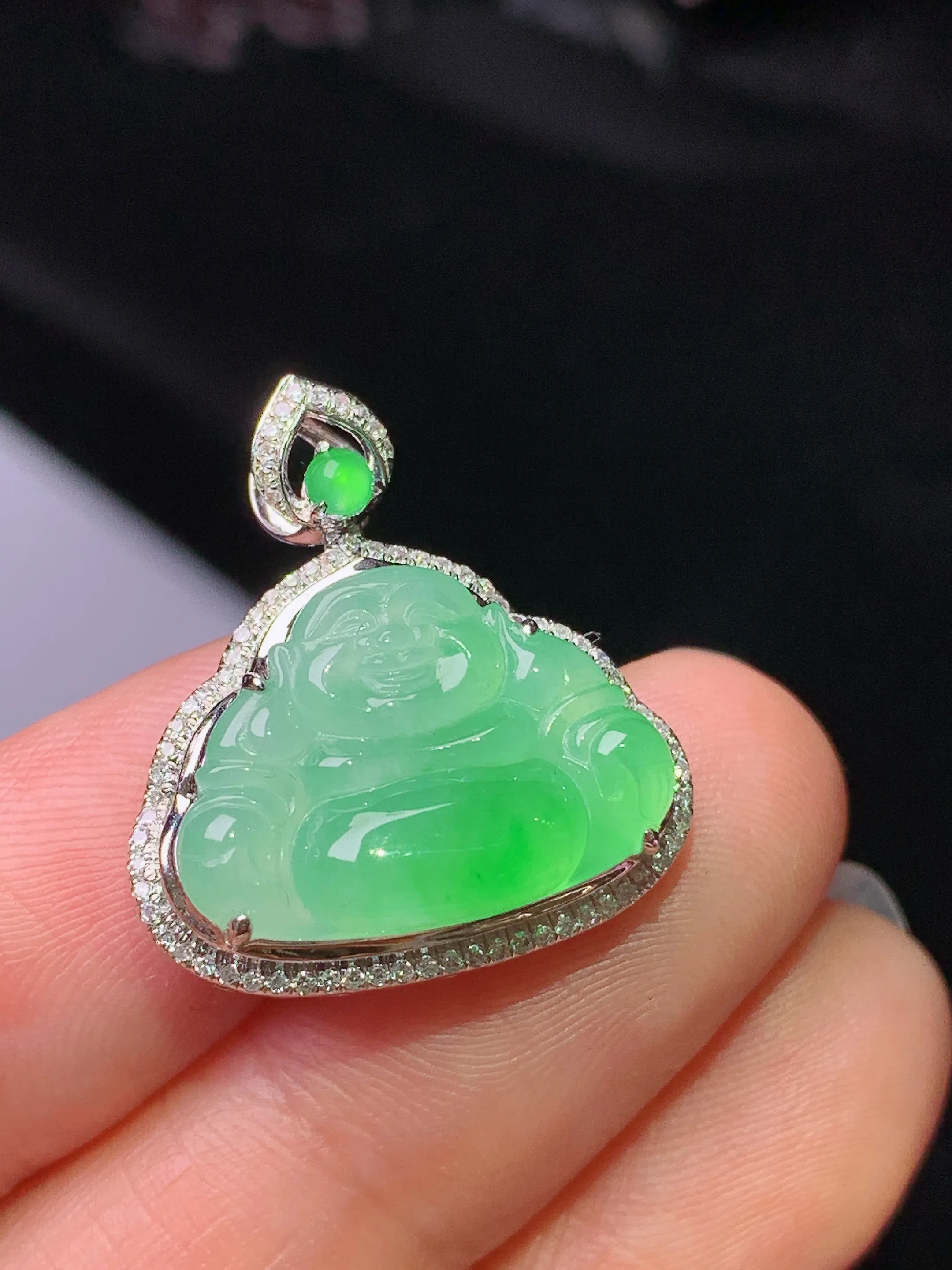 18k金钻镶嵌翠绿佛公吊坠 玉质细腻 色泽清新艳丽 整体尺寸22*20.3*8.2