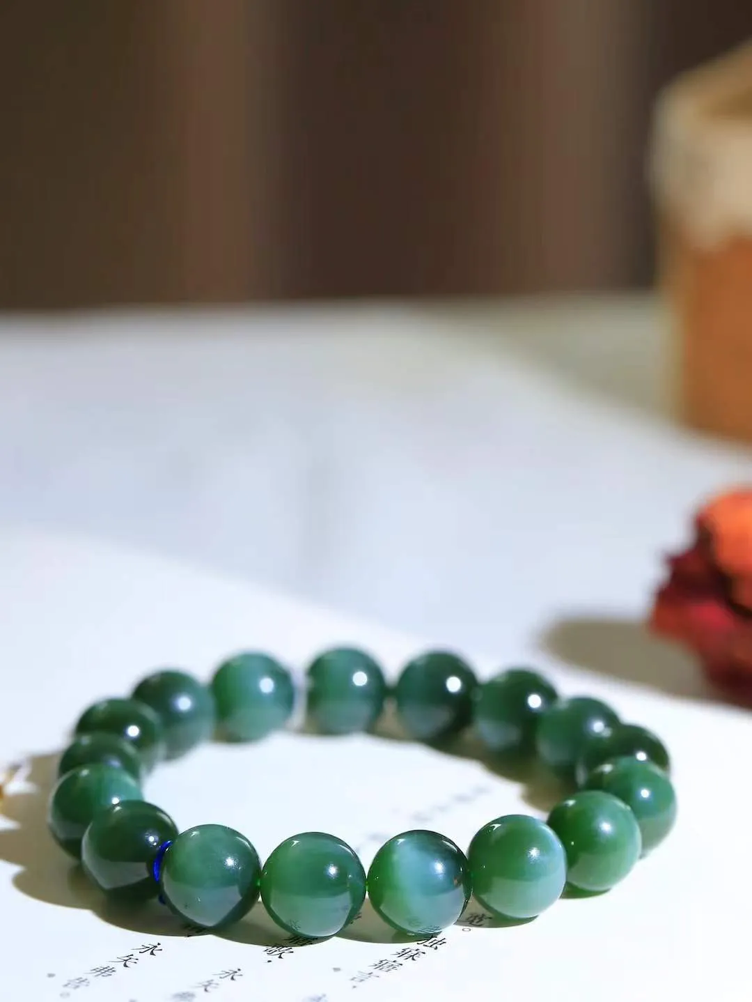 【珠圆玉润.手串】

精品和田玉碧玉猫眼珠圆玉润手串 玉质温润细腻  整串打磨圆润，佩戴舒适。珠珠落