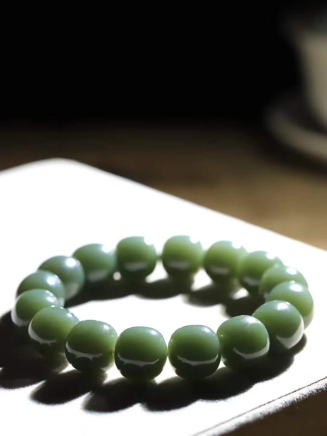 （老型珠.手串）

新疆和田玉老型珠手串，也可做手持，玉质细腻油润 饱满光滑 质朴无华，悠远简单，人心境界远，百世修炼深，心灵常驻善意持，觉悟人生百世修。重74.42克    尺寸取一13.3-14mm    541202001L