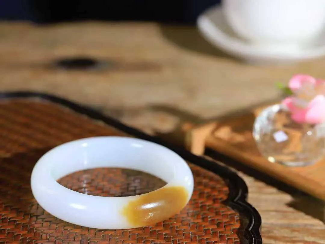 【婉约佳人.手镯】

收藏级臻品️和田玉糖白玉手镯 玉质温润细腻 油性十足 手感舒适，高华雅逸，线