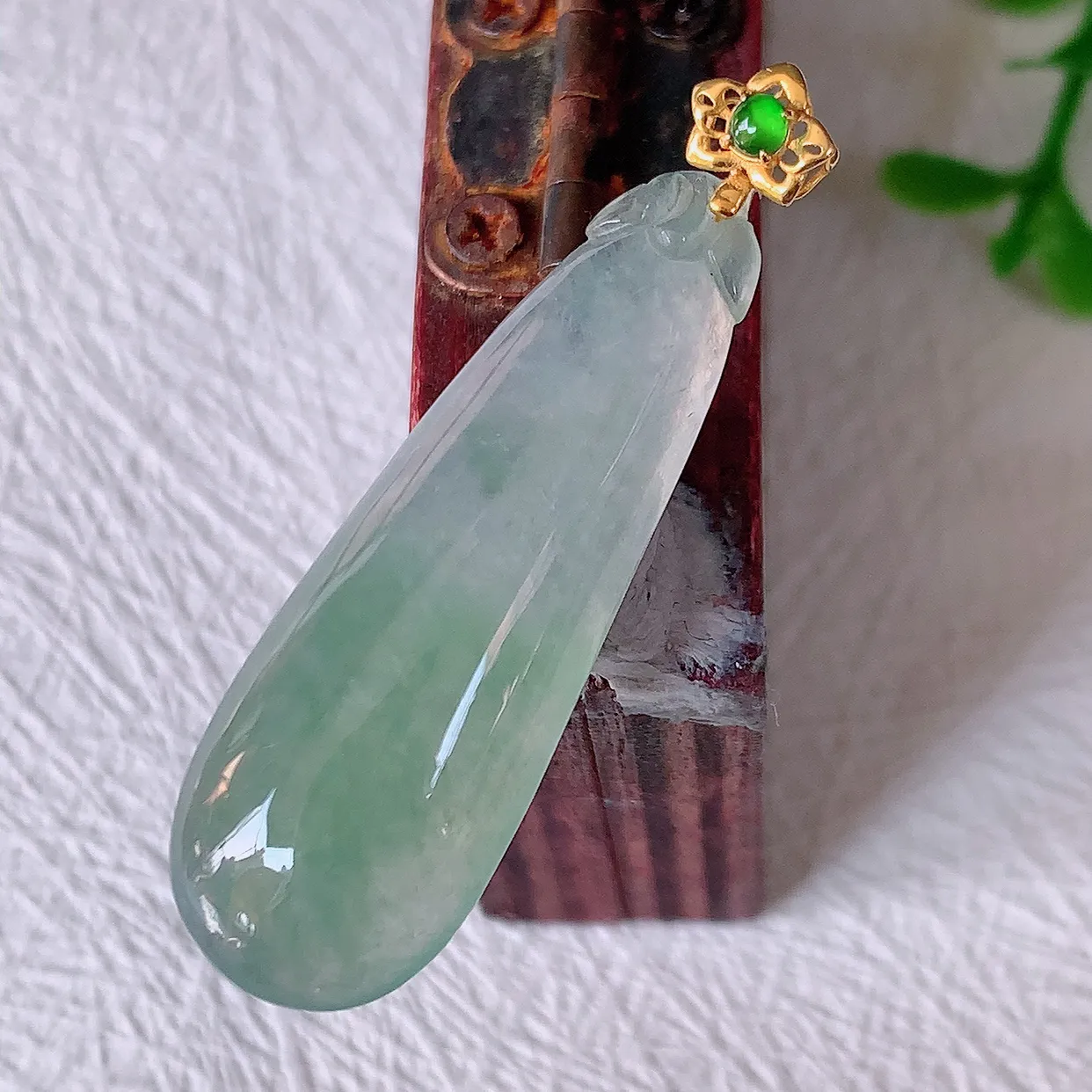 18K金镶嵌冰种飘花翡翠招财福瓜吊坠，精美饱满福瓜，种水足，形态圆润饱满，福相十足 ！#12.18