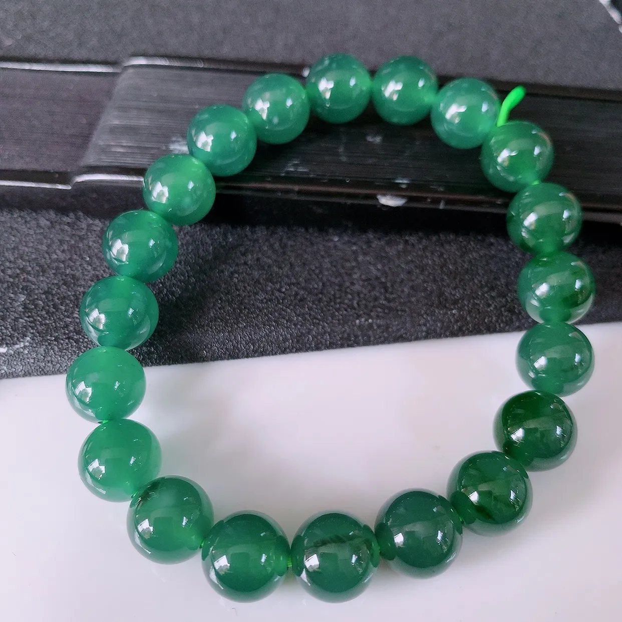 自然光实拍，冰种飘花翡翠手串手链，种老水足，冰清玉润  颜色漂亮  #46.18取一尺寸10