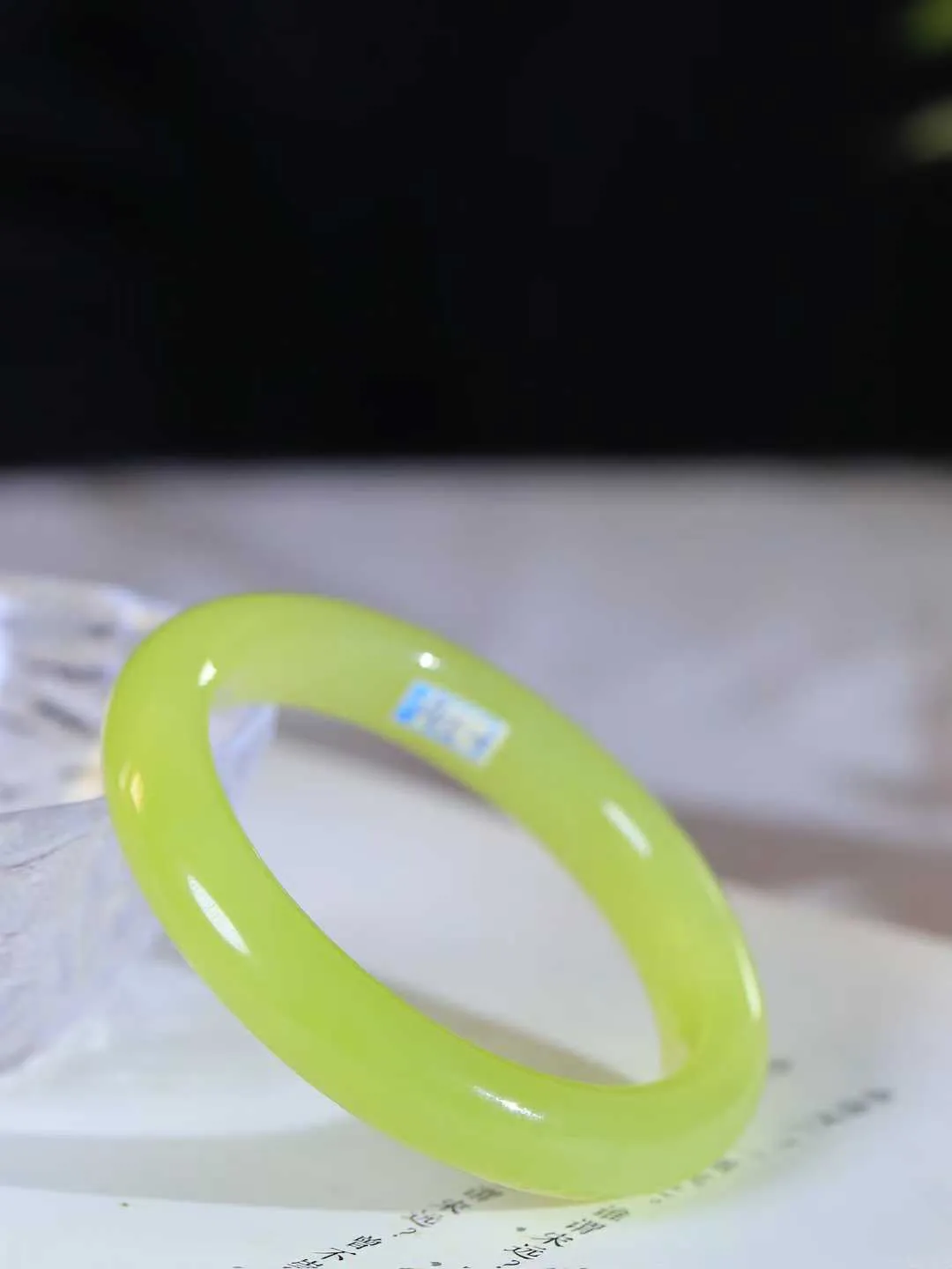 【诗情画意.手镯】

精品和田玉黄口手镯   细腻油脂,手感润滑。意韵飘渺，温雅细腻，工艺精湛，️氤氲诗意的美跃然于手腕之间，给人以出尘的风雅，优美脱俗，气质非凡。重49.6克 内径55.5mm尺寸11.3-9mm  221201900A