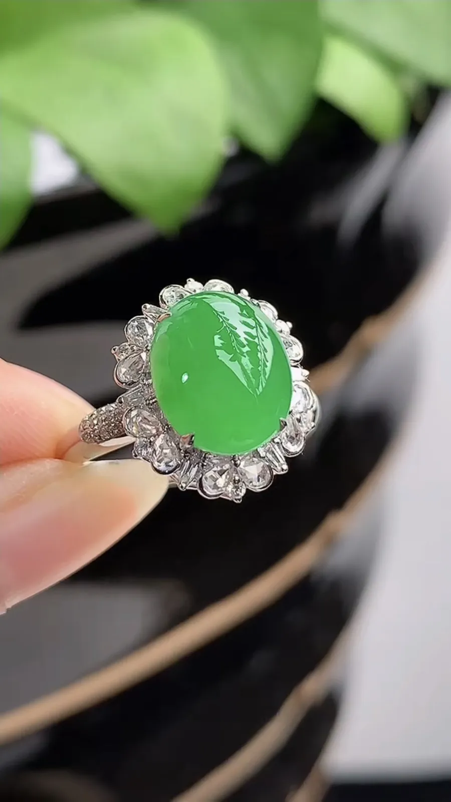 a货翡翠冰种18K金伴钻镶嵌阳绿蛋面戒指 圈口17.8裸石尺寸11.2×9mm 重量3.92g 1217