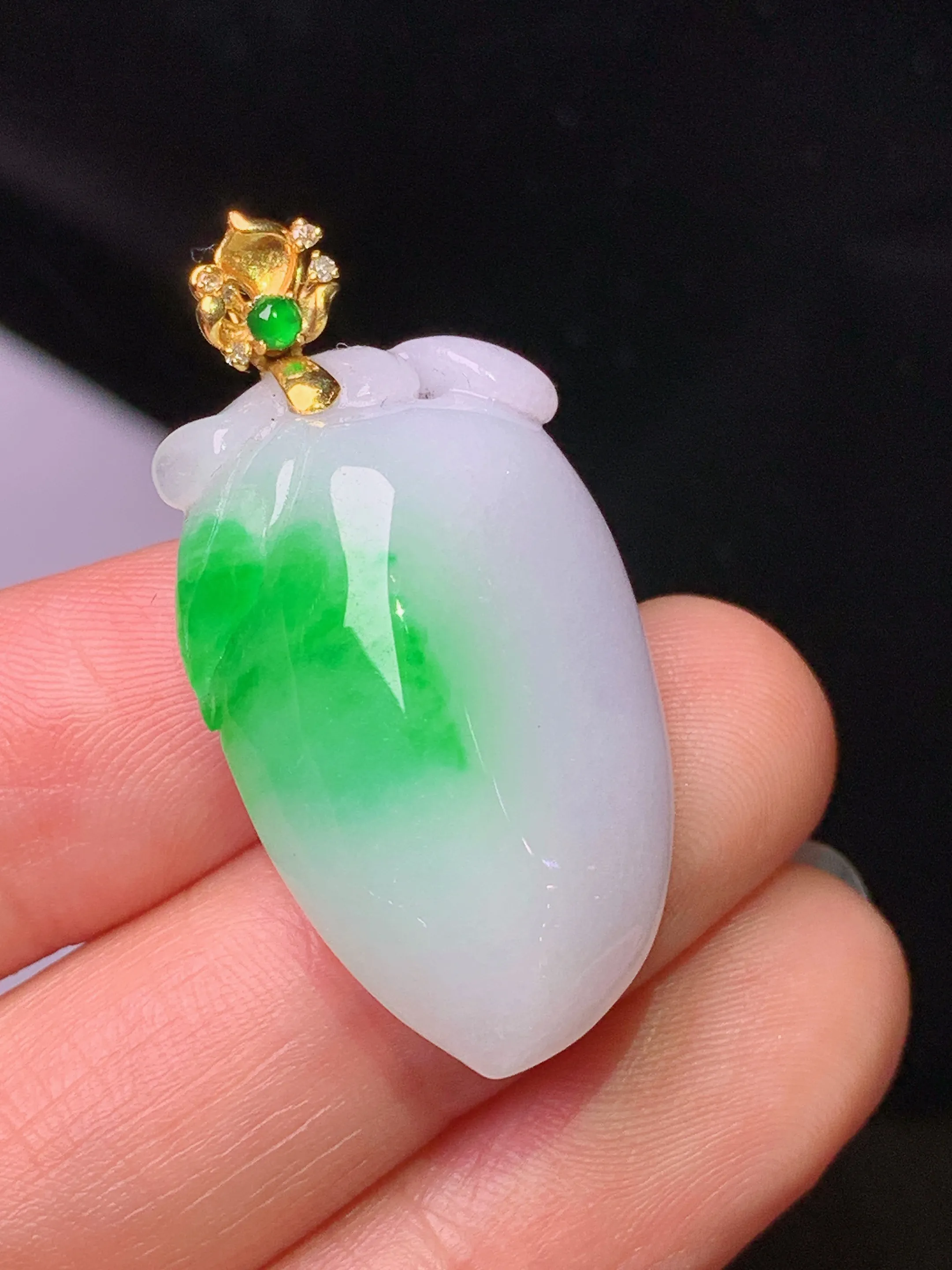 18k金钻镶嵌飘绿寿桃吊坠 玉质细腻 色泽清新艳丽 整体尺寸35.8*18.2*10.8