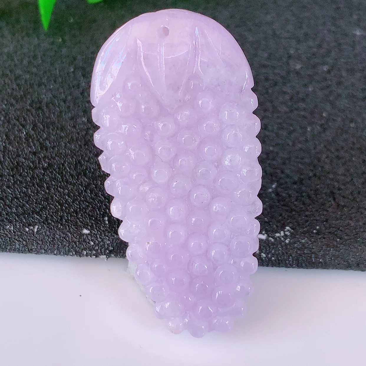 自然光实拍，多子多福葡萄紫罗兰翡翠吊坠，种老水足，雕工精湛 ，寓意美好， 佩戴时尚出众！#57.16