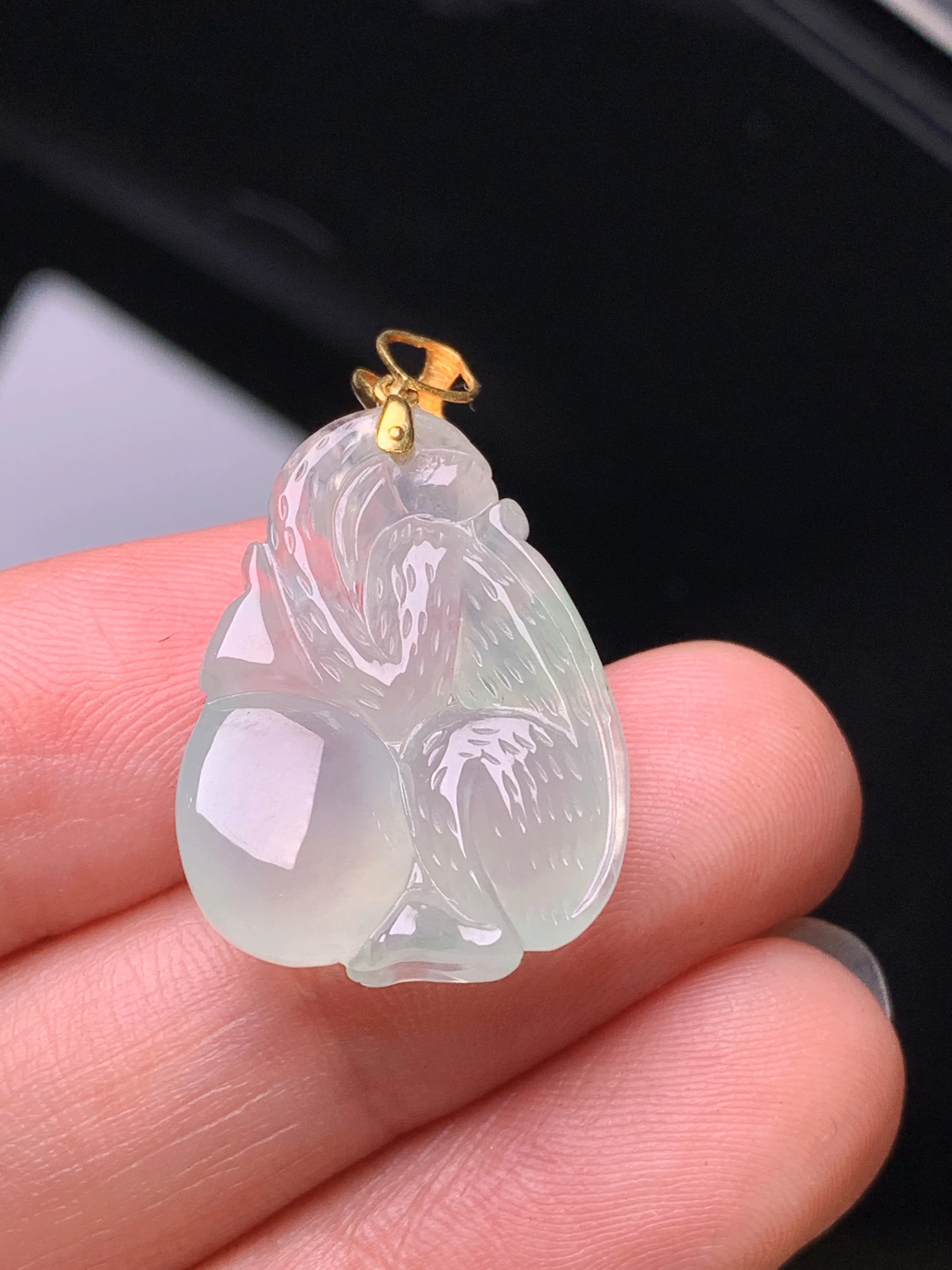 18k金镶嵌冰种灵猴献寿吊坠 玉质细腻 色泽清新艳丽 整体尺寸28*17.2*5.8
