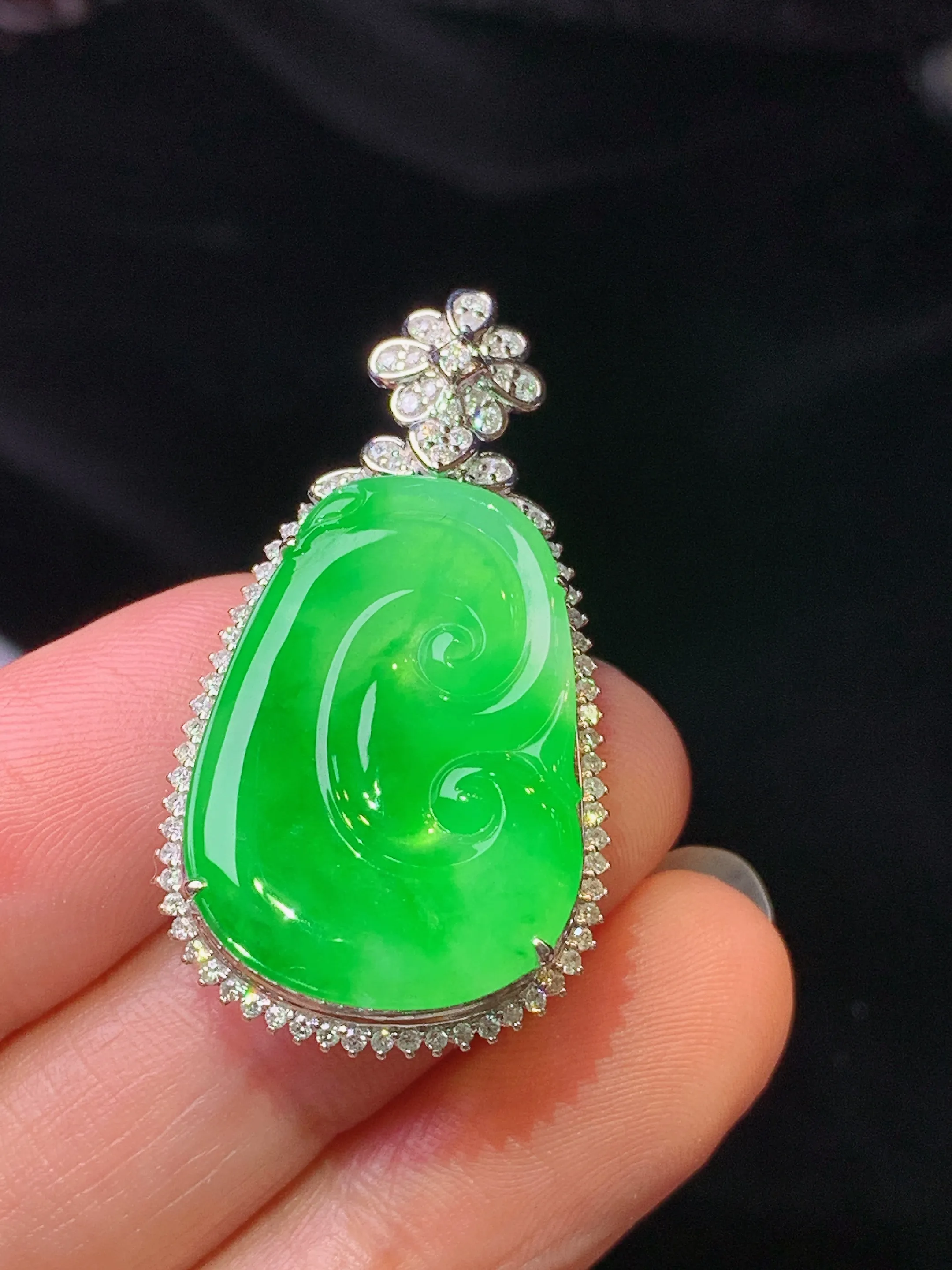 18k金钻镶嵌翠绿如意吊坠 玉质细腻 色泽清新艳丽 整体尺寸35.6*19.5*9.2