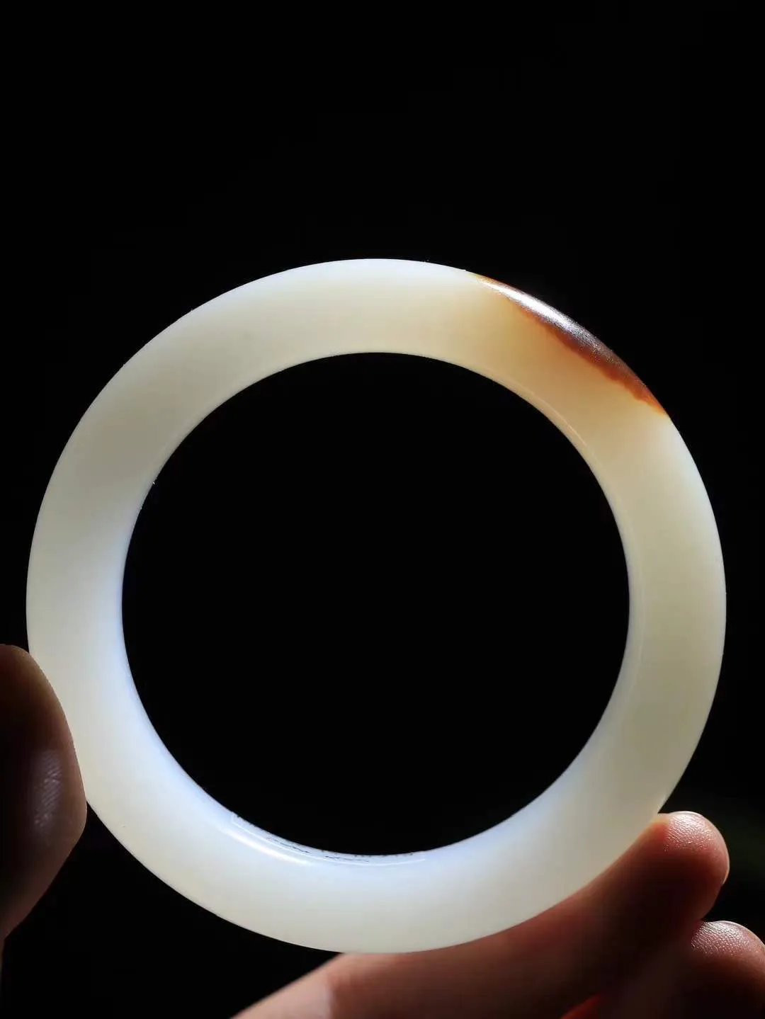 【暖玉生香·手镯】

典藏级和田玉糖白玉手镯，质地油润细腻，色泽高贵典雅，镯型古朴典雅。在诗情画意的雨巷相遇，你是我腕间的一抹风情，有你眸有深情，清风荡漾湖间静水，我愿俯身低眉，在烟波涟漪处，寻你深情倩影。内径55.5mm尺寸13.7-10mm重71.5克  691202058A