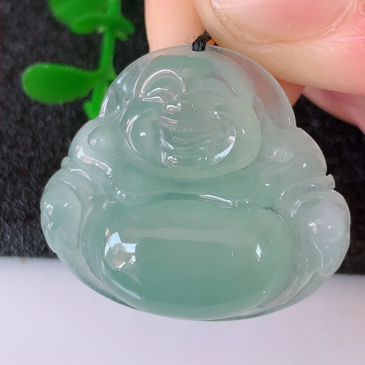 自然光实拍，冰种翡翠佛公吊坠，水灵起胶，翠色迷人，佛公在心中，一生平安，饱满圆润，开怀大笑佛公，配戴