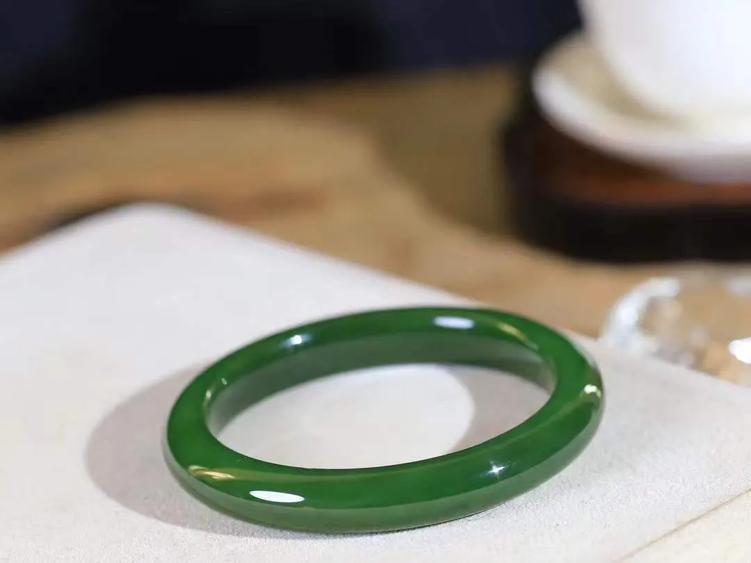 【碧色荡漾·手镯】

精品️和田玉碧玉手镯，玉质细腻温润，手感舒适，️线条流畅，简约大气，美