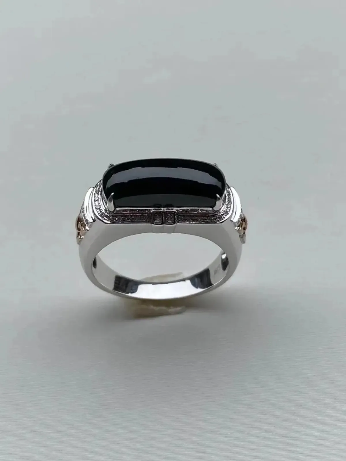 墨翠：【马鞍戒指】18K金+南非钻镶嵌，细腻干净，黑度极黑，性价比高·做工精致，打灯透绿 裸石尺寸：16.1*6.6