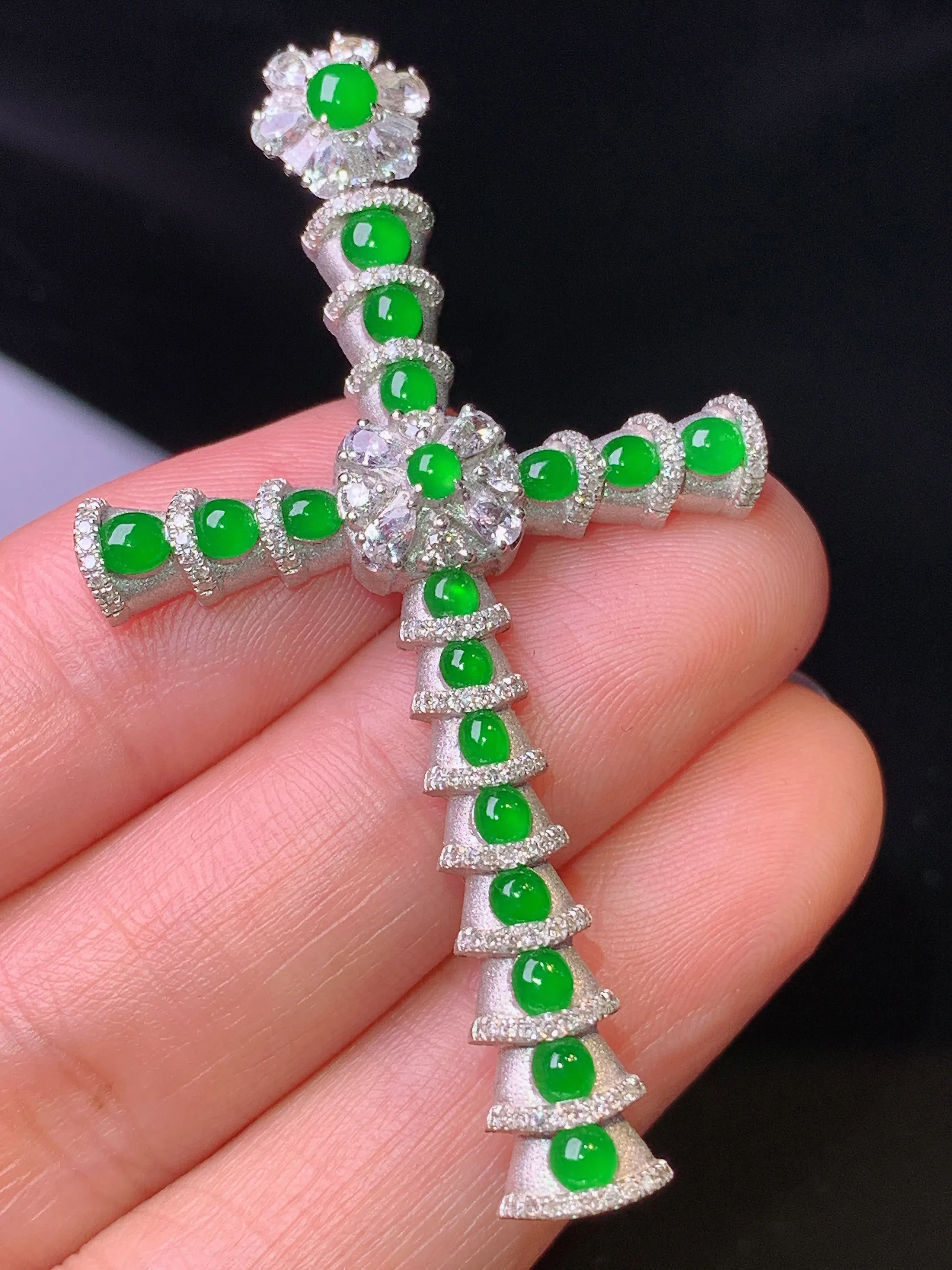 18k金钻镶嵌满绿蛋面十字架吊坠 玉质细腻 色泽清新艳丽 整体尺寸55.3*31.5*7.5