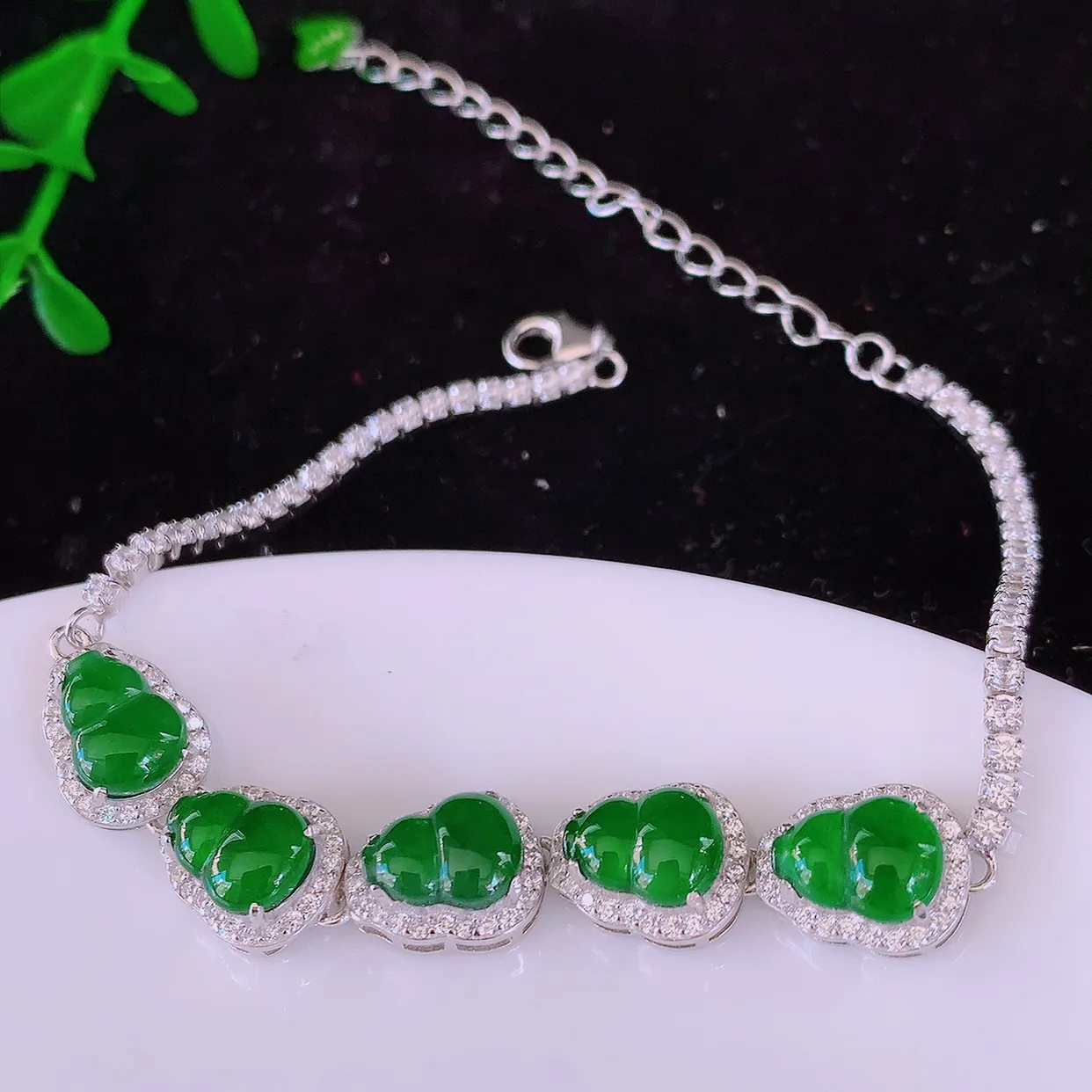 冰透满绿翡翠925银镶嵌葫芦手链，自然光实拍，翠色灵动，颜色漂亮，种老水足，品相佳，佩戴佳品！#97